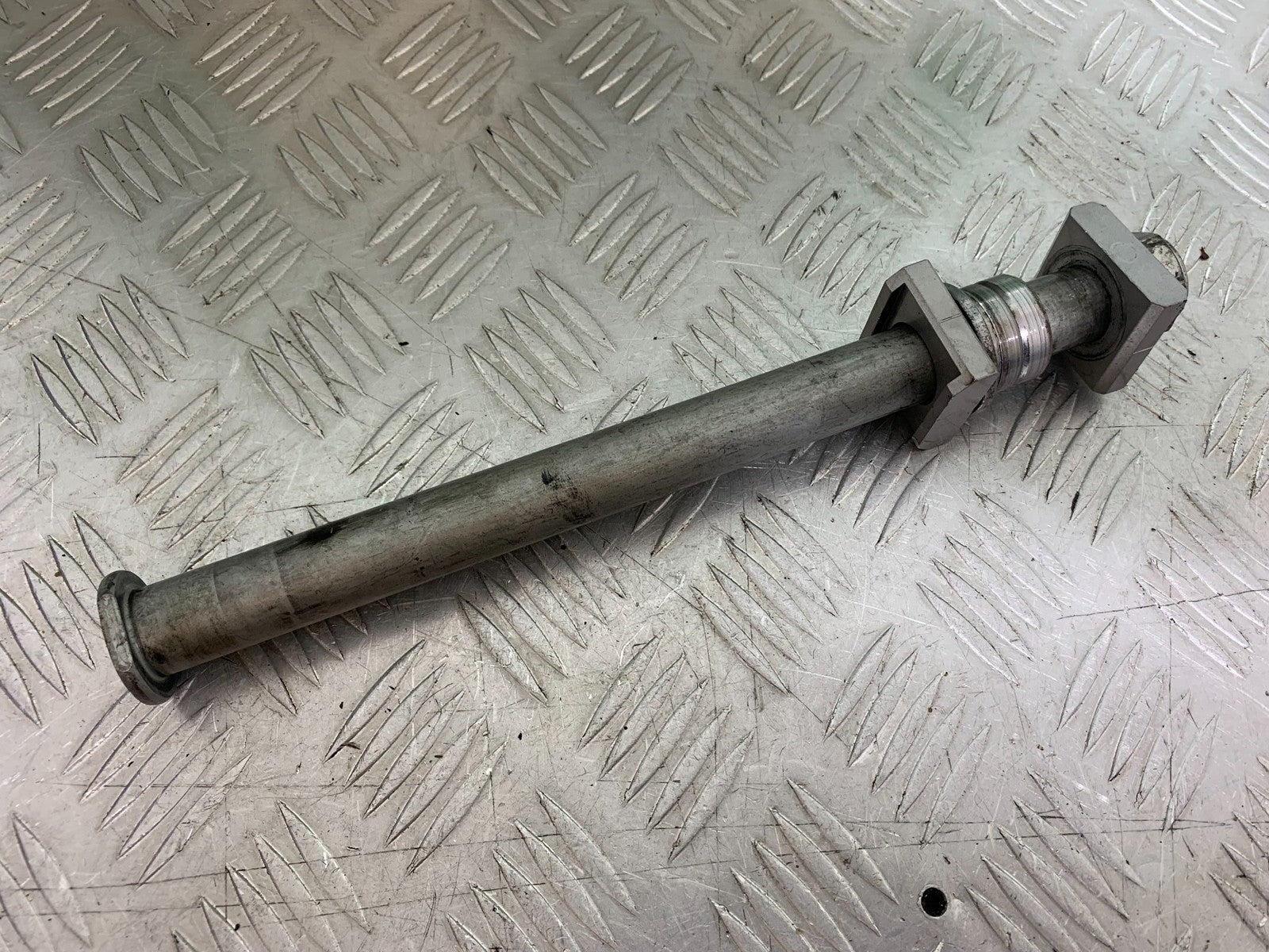 HONDA CBR1000 rr FIREBLADE REAR WHEEL SPINDLE    2008-2011 (CMB1253)