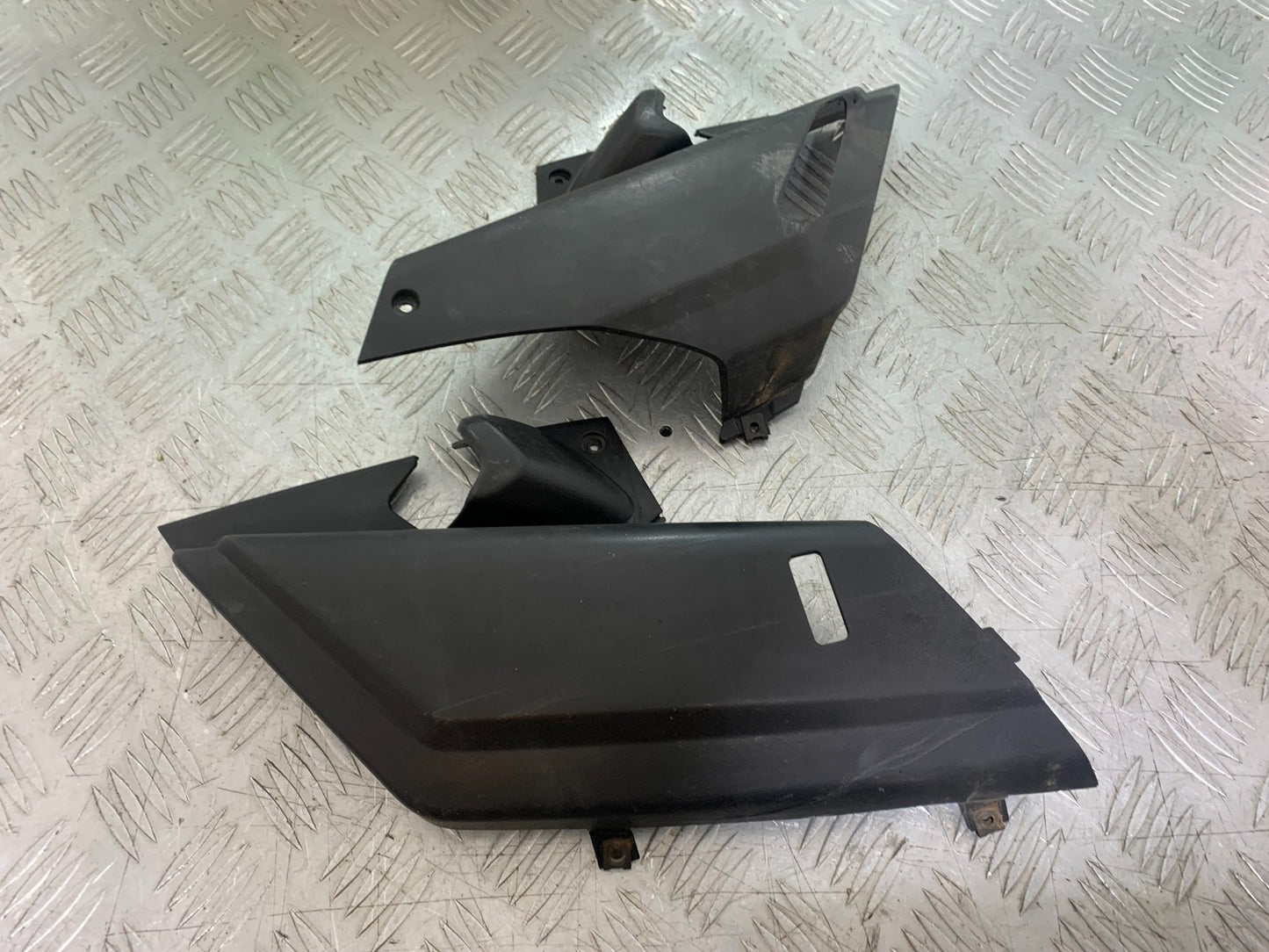 YAMAHA XMAX 250 XMAX 250 LEFT AND RIGHT INFILL COVERS YEAR 2006-09 (CMB1201)