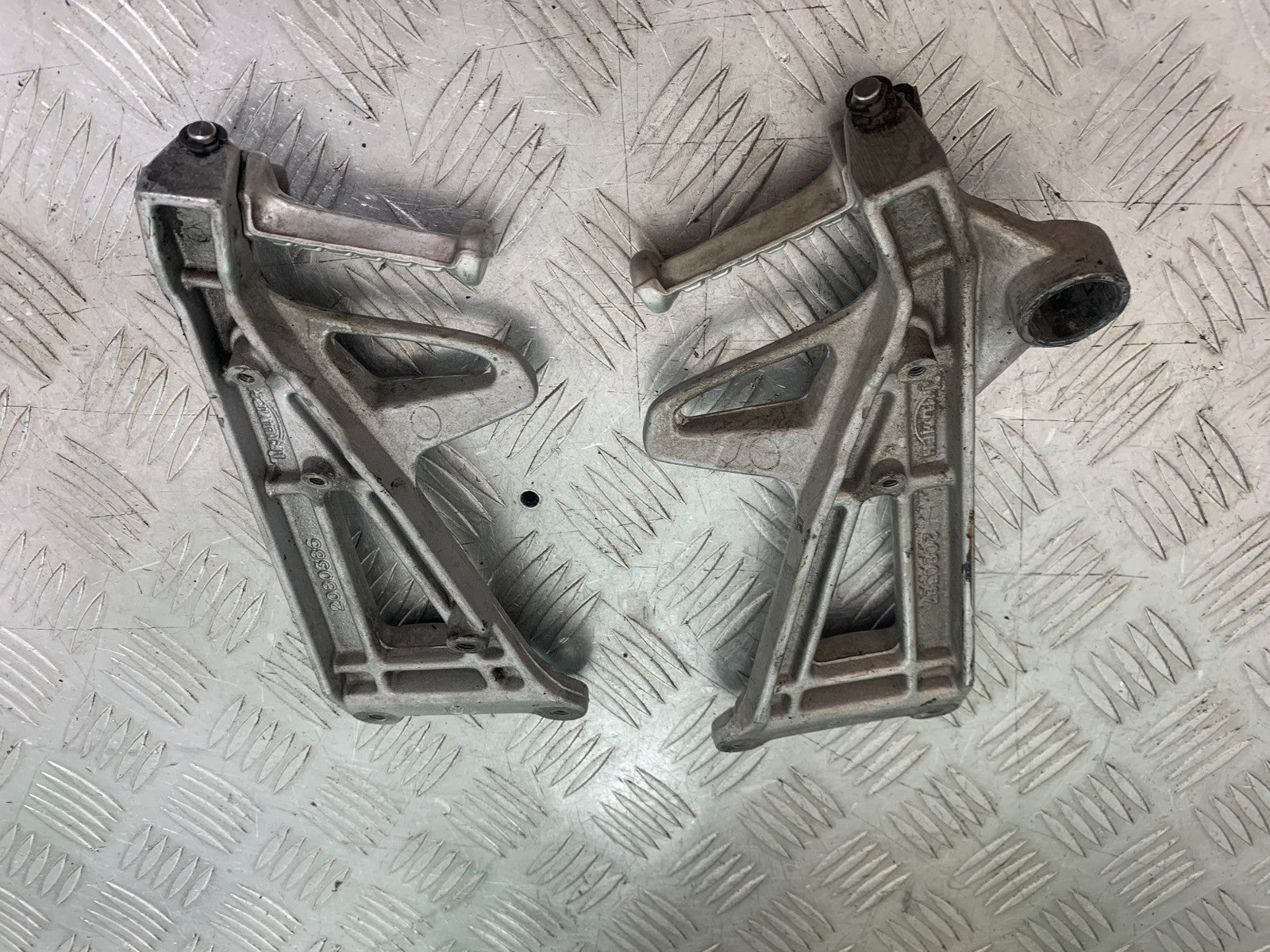 TRIUMPH 955i SPRINT ST REAR HANGERS AND PEGS 1999-2004 (CMB1176)