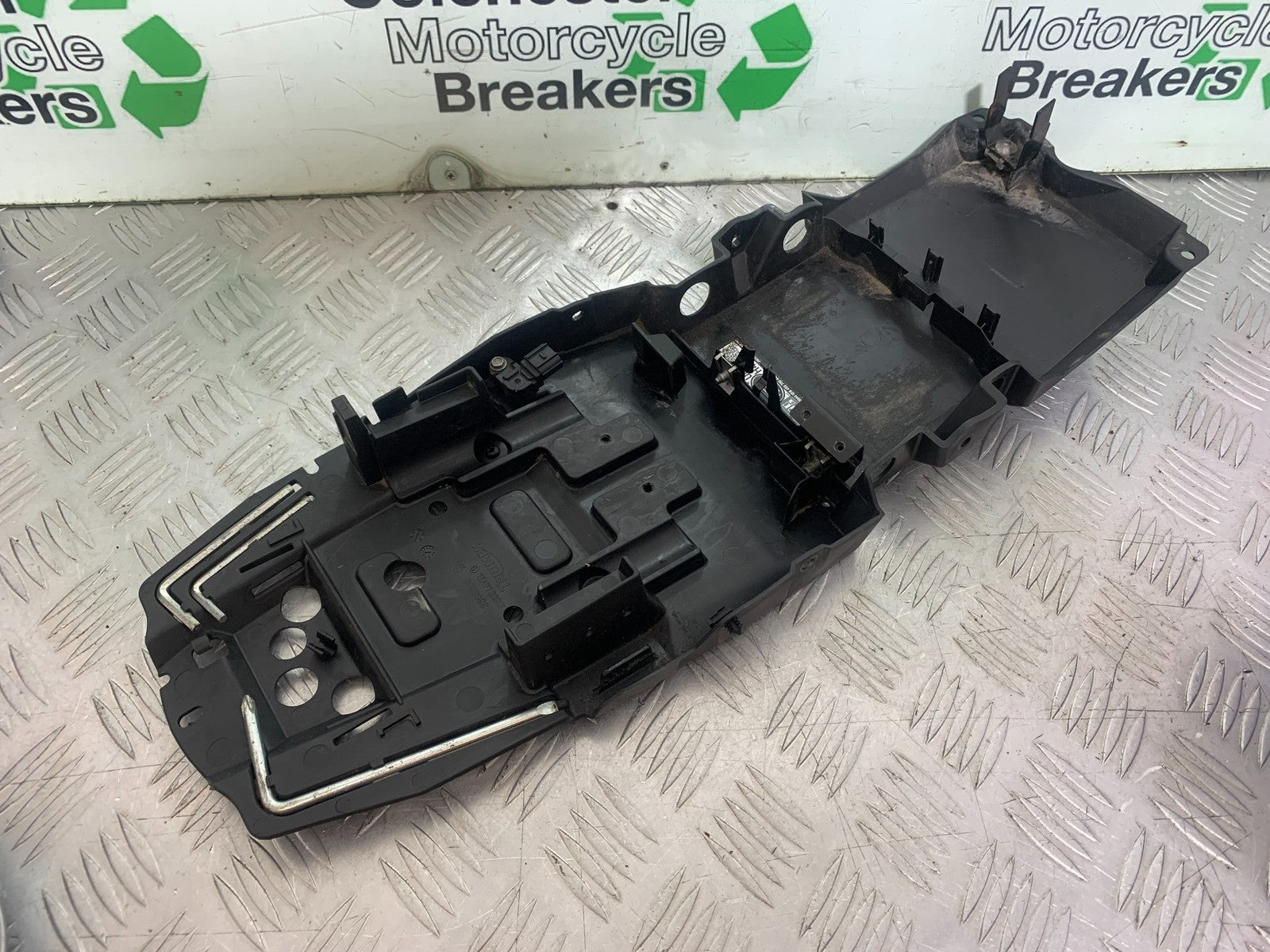 TRIUMPH 675 STREET TRIPLE UNDERTRAY    2013-2016 (CMB1186)