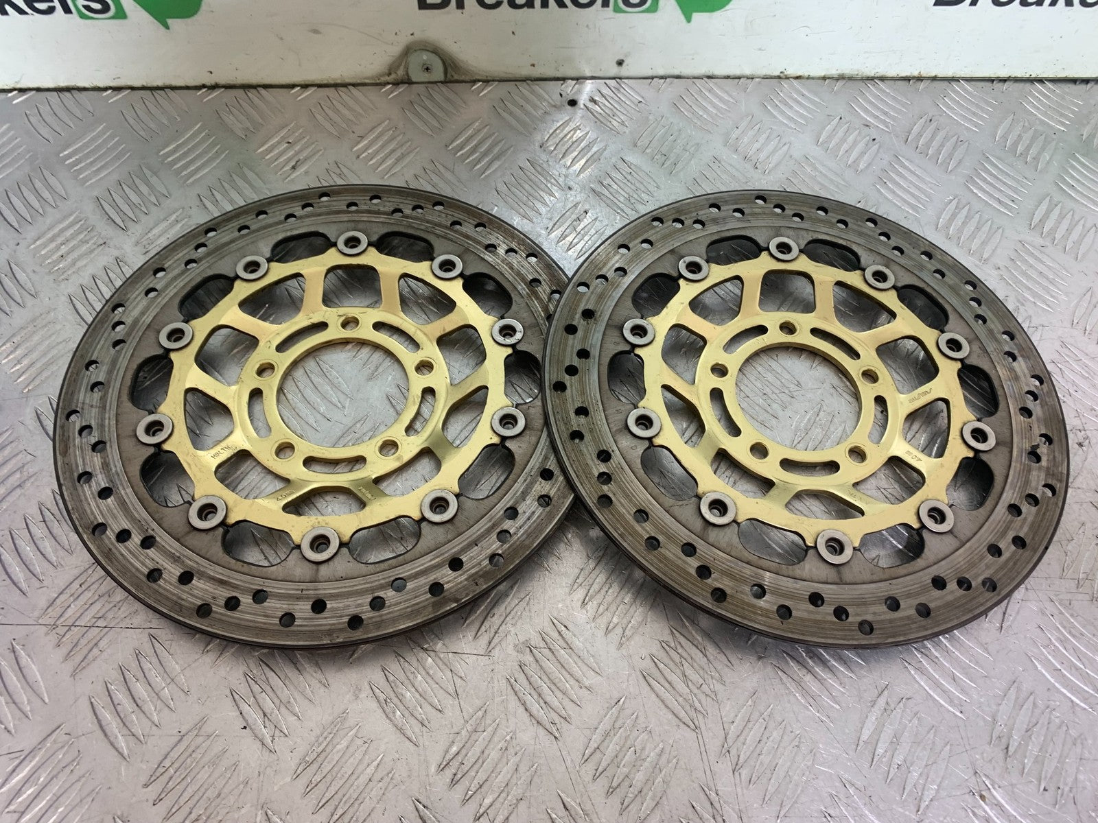 TRIUMPH 1050 SPEED TRIPLE FRONT BRAKE DISCS  YEAR 2005-2007 (CMB1322)
