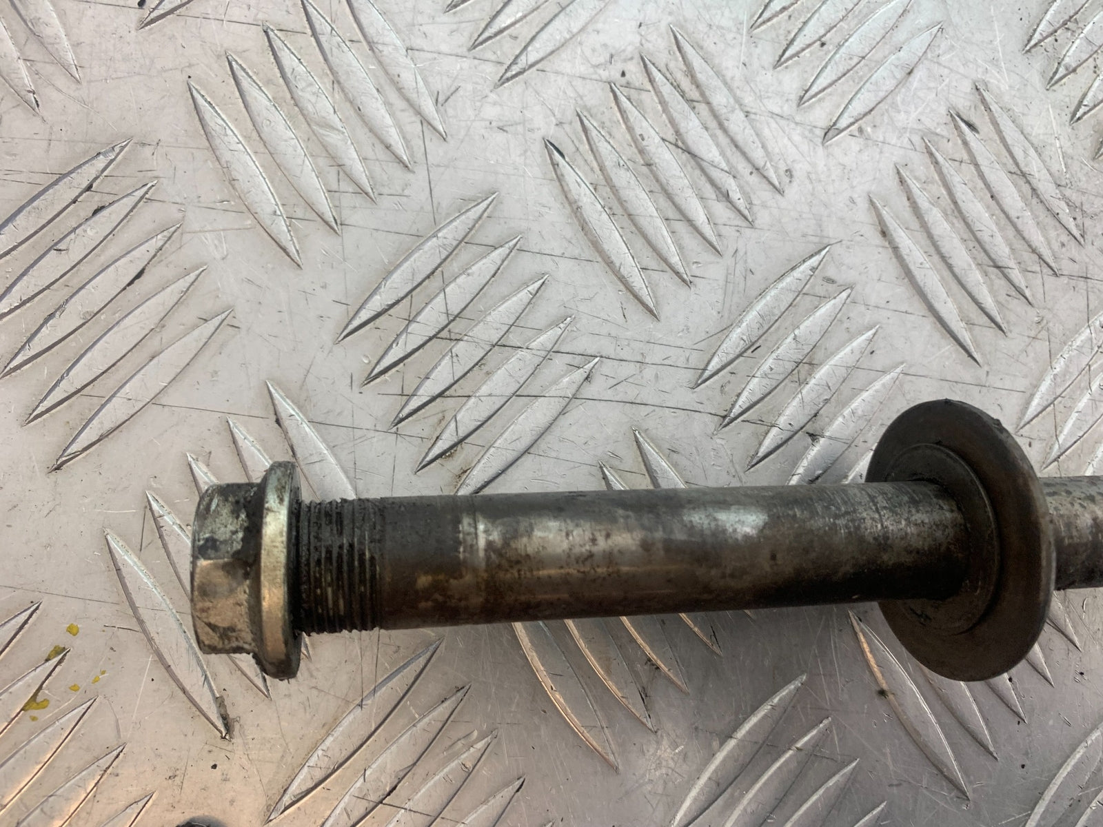 KAWASAKI ZZR1100 D SWINGARM SPINDLE  YEAR 1993-2001 (CMB1164)