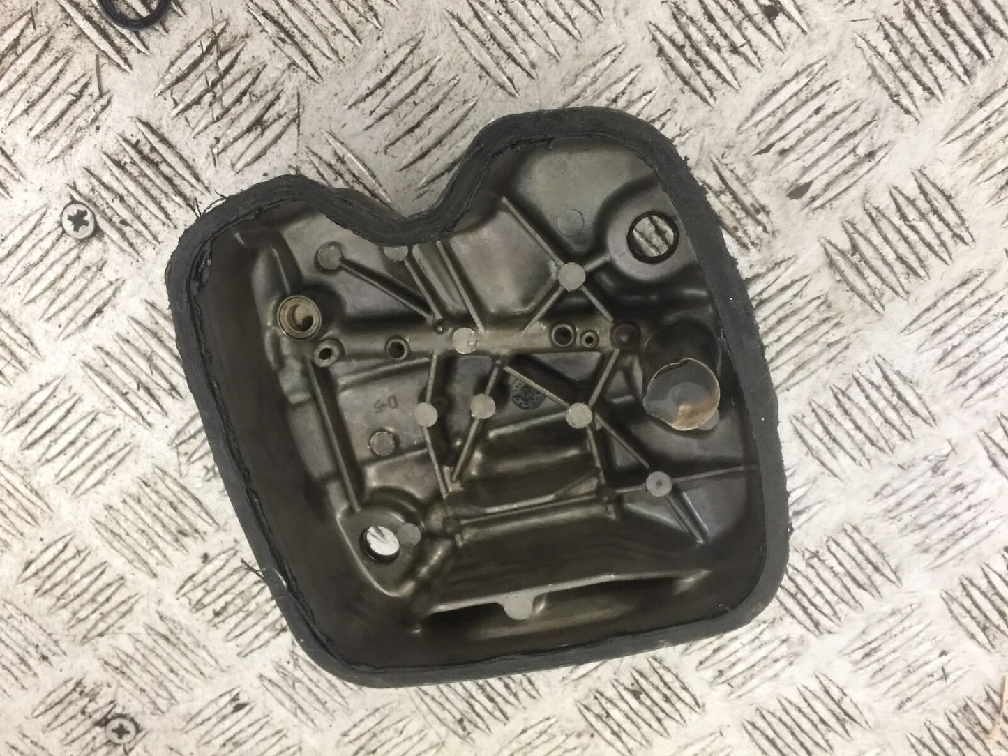 HONDA CBF125 CBF 125 ROCKER COVER  YEAR 2011 (STOCK 614)
