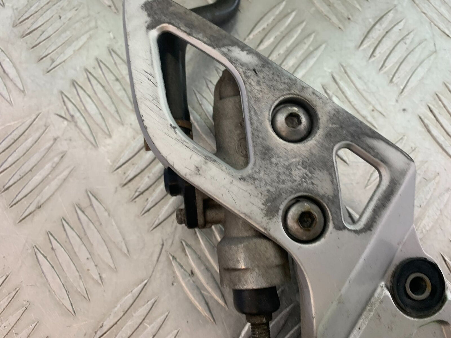 SUZUKI GSF1250 GSF 1250 BANDIT FRONT RIGHT HANGER   YEAR 2010-14 (CMB1092)
