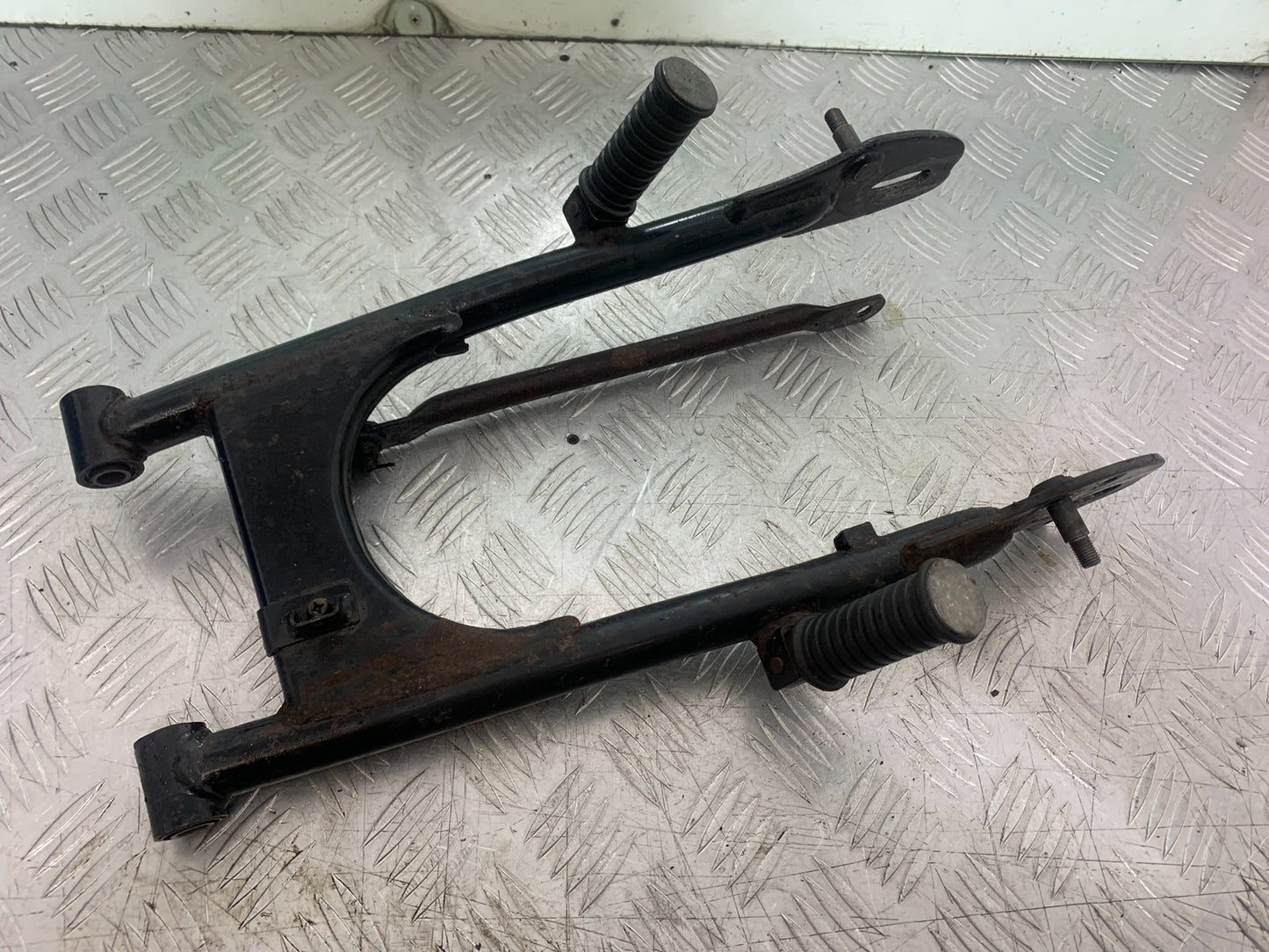 SUZUKI GP100 GP 100 SWINGARM  YEAR 1978-1988 (CMB1259)