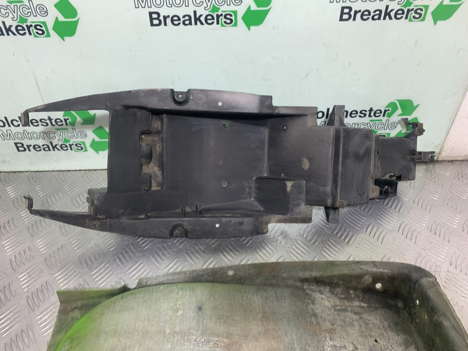 KAWASAKI ZX9R ZX9 C UNDERTRAY  YEAR 1998-99 (CMB1213)