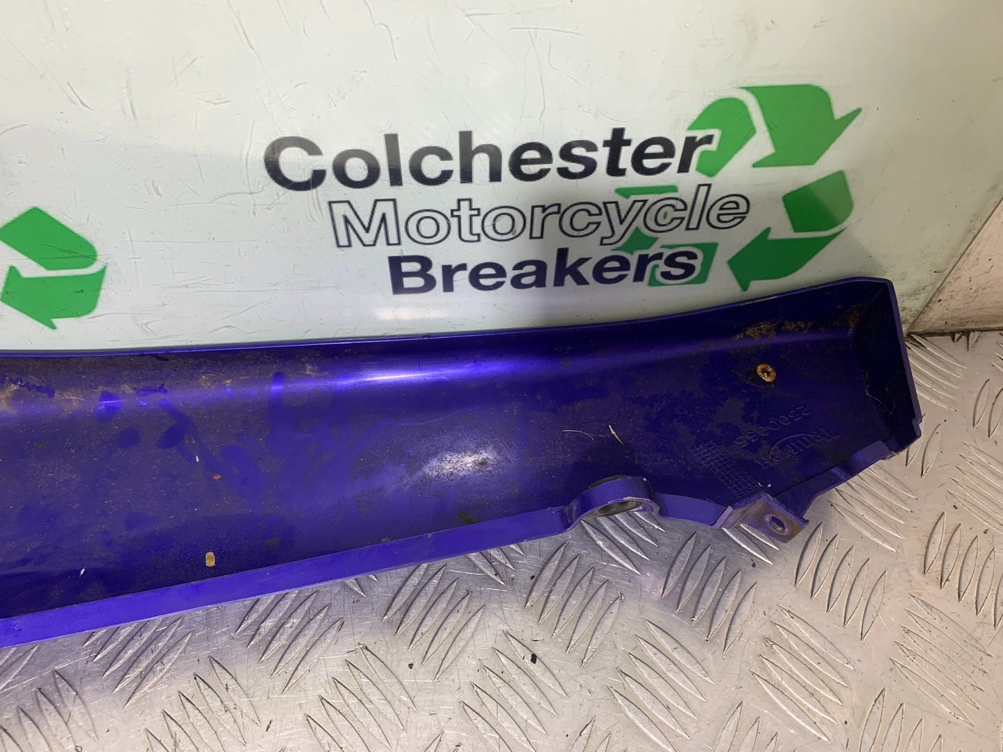 TRIUMPH TROPHY 900 LEFT SEAT PANEL   YEAR 1991-95 (CMB1251)