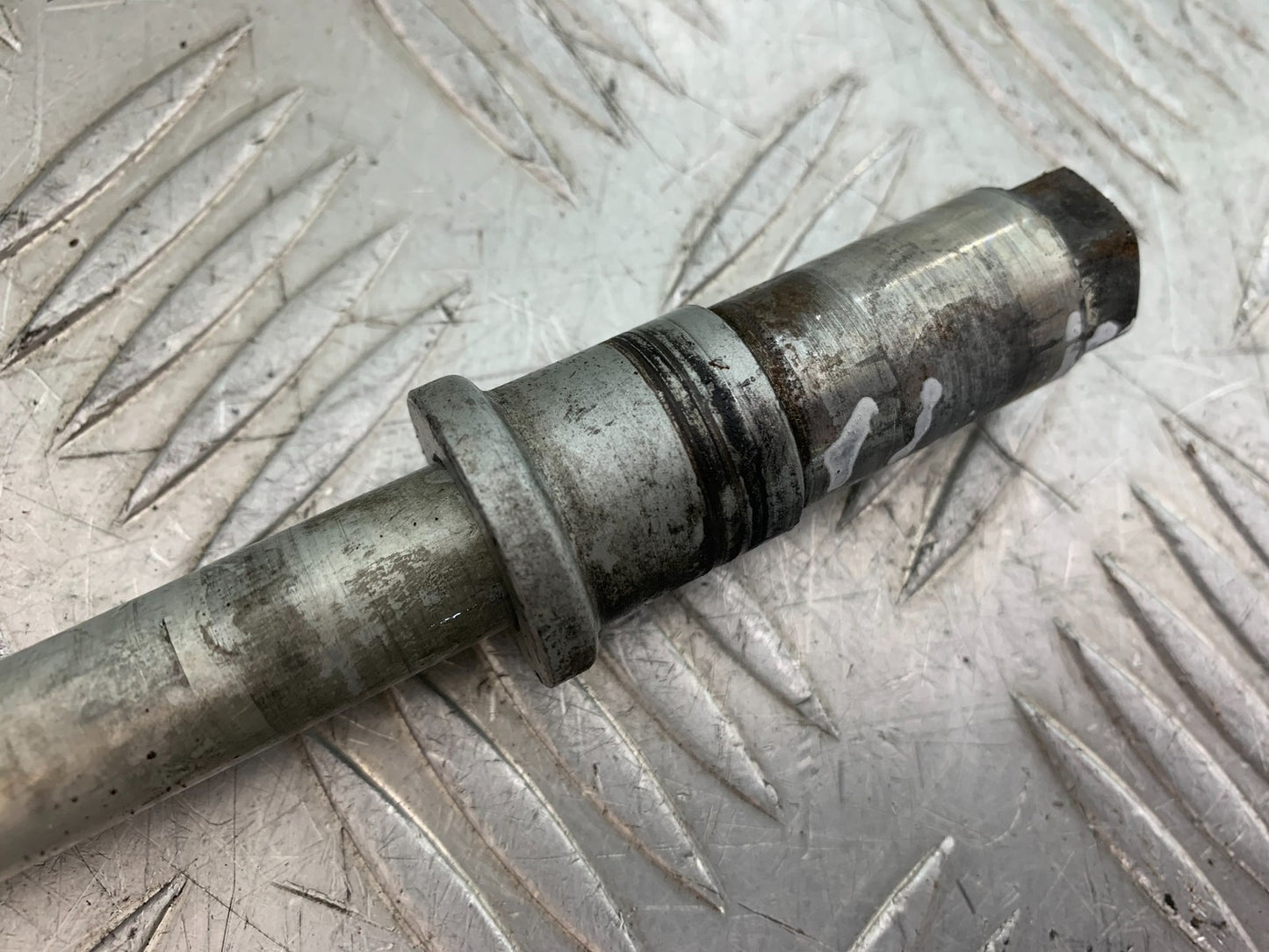 HONDA XL125 VARADERO FRONT WHEEL SPINDLE   YEAR 2001-2006  (CMB1304)
