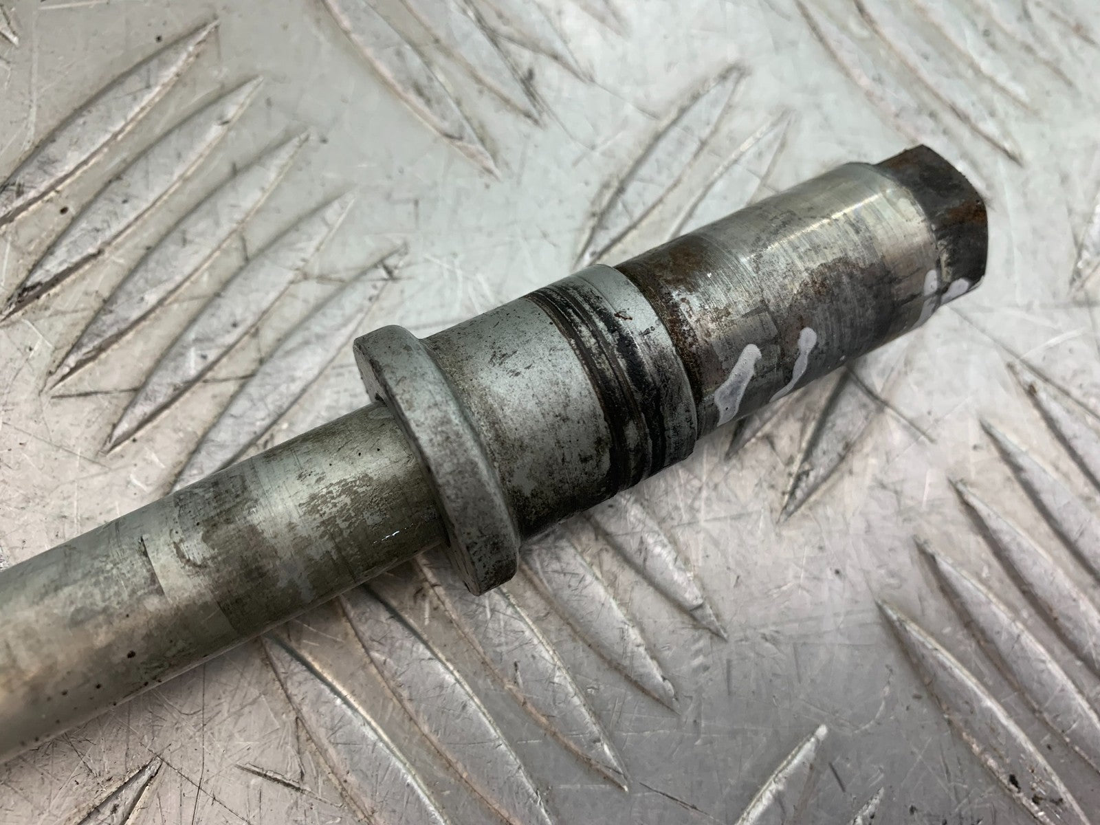 HONDA XL125 VARADERO FRONT WHEEL SPINDLE   YEAR 2001-2006  (CMB1304)