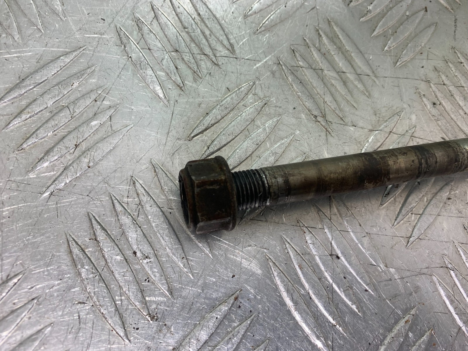 HONDA CG125 CG 125 SWINGARM SPINDLE   YEAR 1998-2000 (CMB1282)