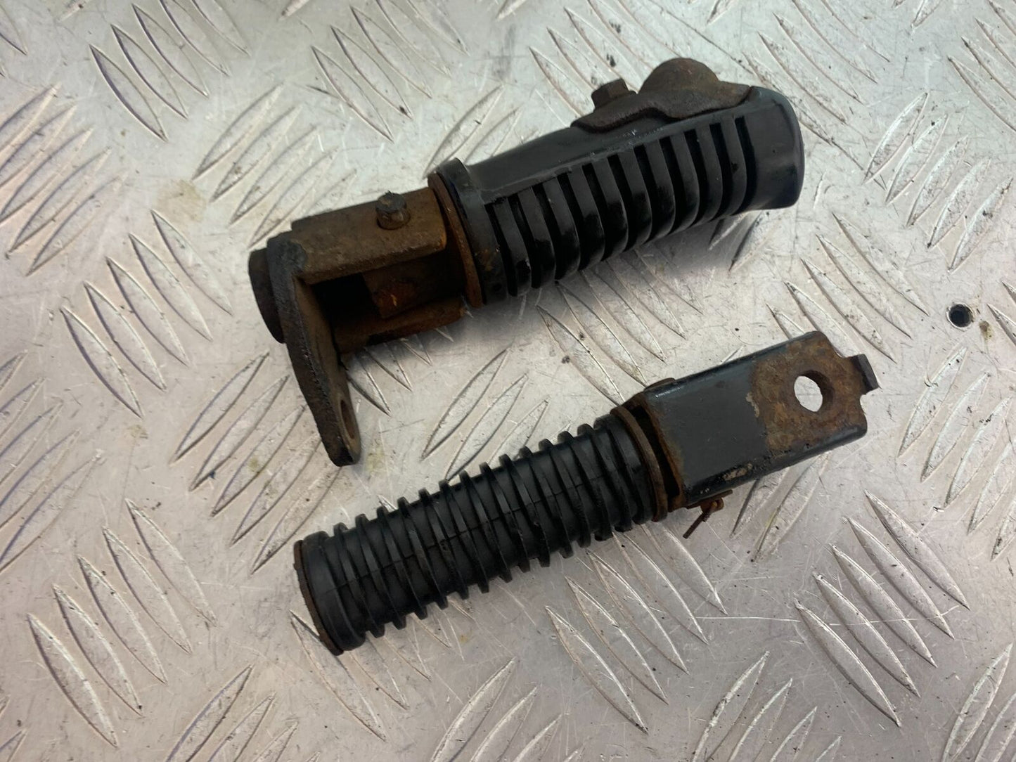 HONDA CX500 CX 500 1 X FRONT AND REAR FOOTPEGS YEAR 1980 (CMB1131)