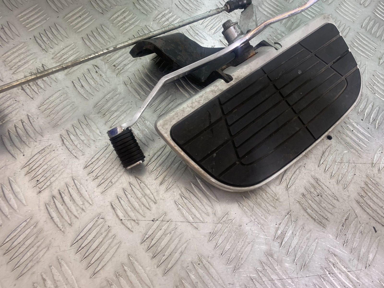 HONDA VTX1300 S-6  LEFT FOOTBOARD  YEAR 2004-09 (CMB1159)