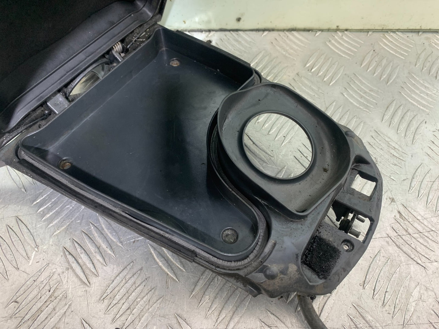 APRILIA 650 PAGASO STRADA  PETROL TANK LID   YEAR 2005-2010 (CMB1260)