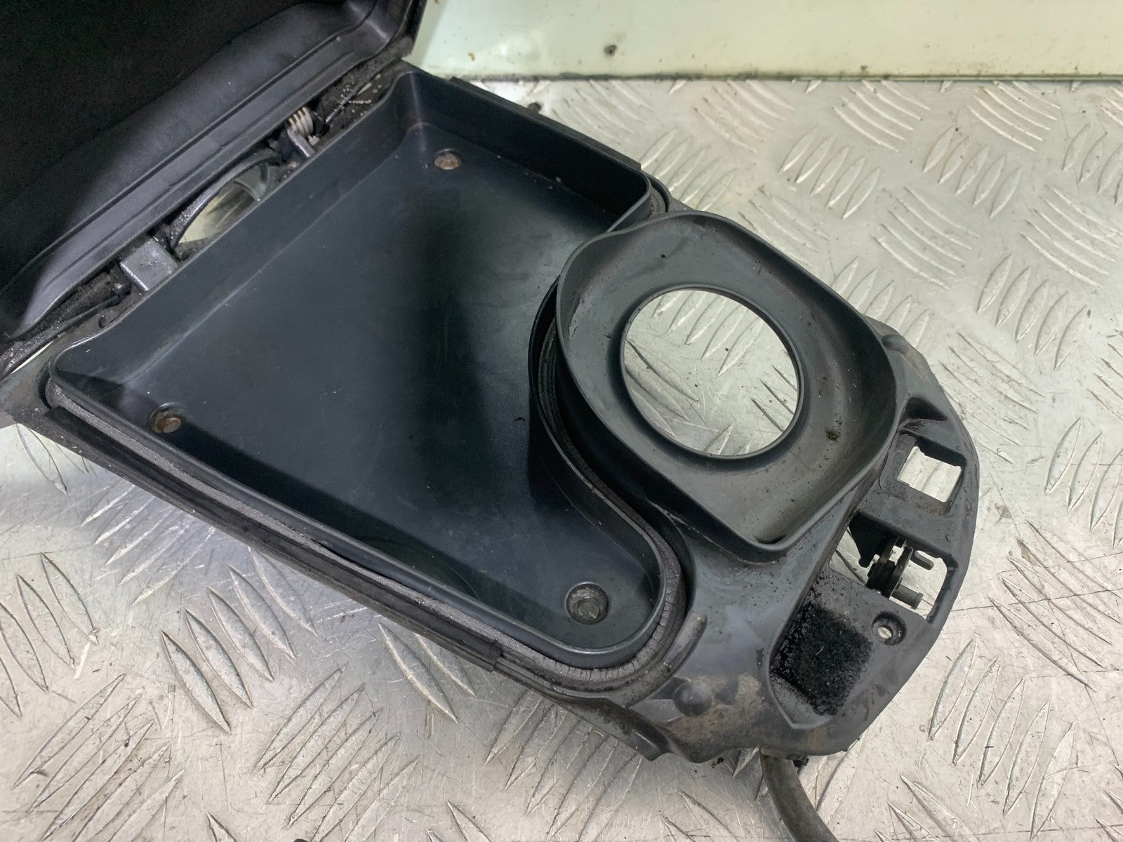APRILIA 650 PAGASO STRADA  PETROL TANK LID   YEAR 2005-2010 (CMB1260)
