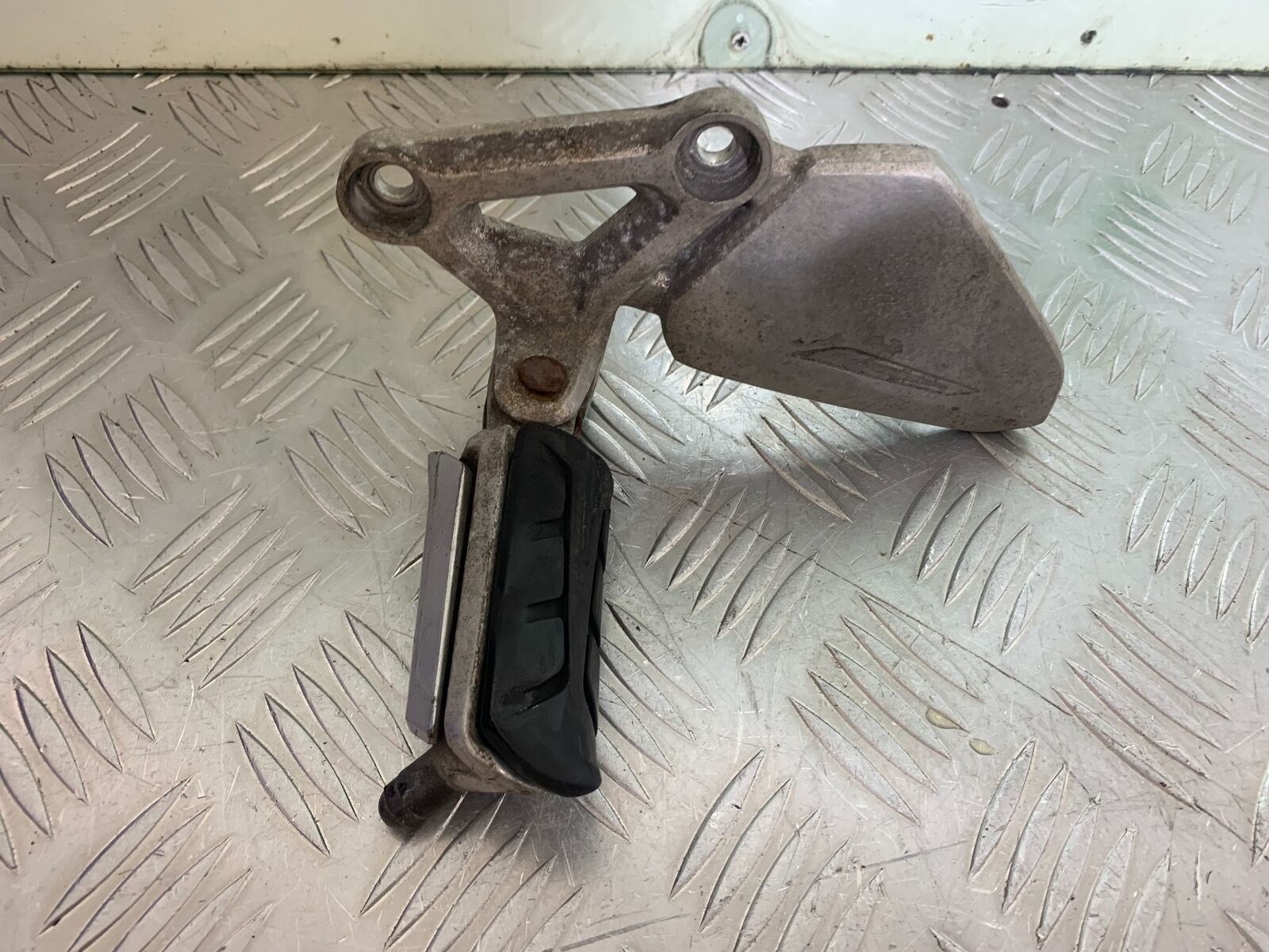 HONDA CBR650 F CBR 650F FRONT LEFT HANGER YEAR 2014-17  (CMB1130)