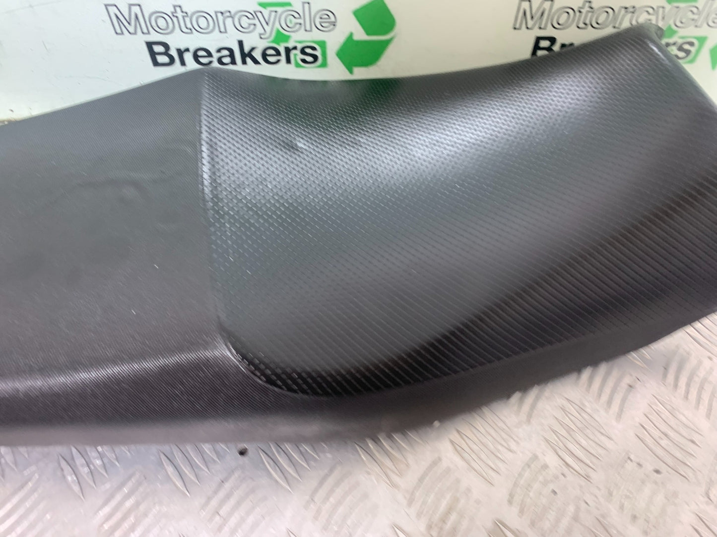 SUZUKI GSF600 GSF 600 BANDIT SEAT  YEAR 2001-2003 (CMB1157)