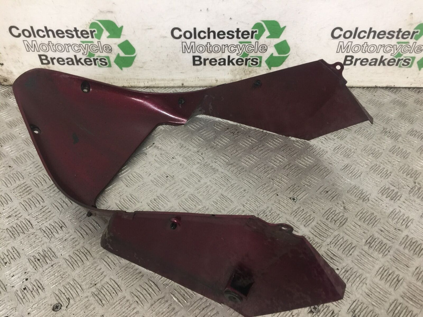 HONDA CBR1100 BLACKBIRD FAIRING V-PIECE  YEAR 1996-1998 (STOCK 862)