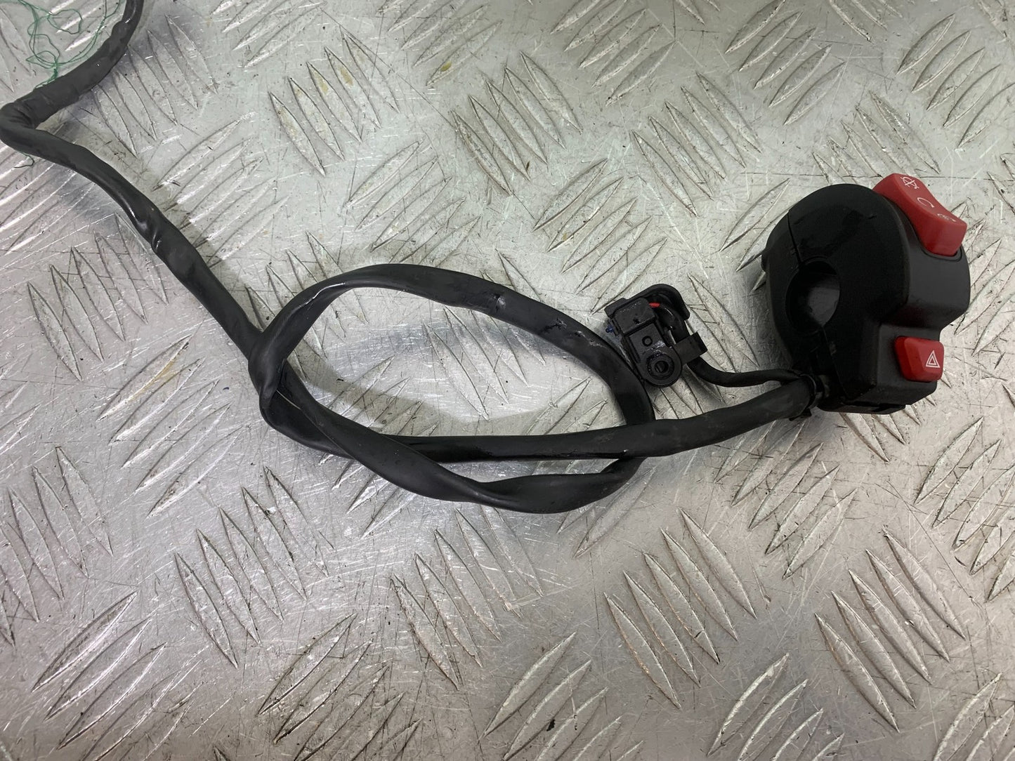 TRIUMPH TRIDENT 660 RIGHT SWITCH GEAR  YEAR 2021-2024 (CMB1295)