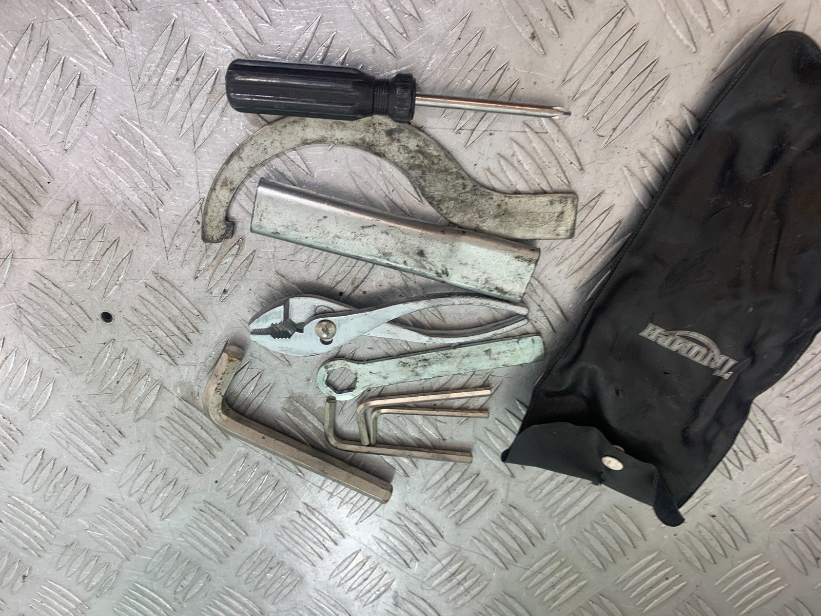 TRIUMPH 955i SPRINT ST TOOL KIT  1999-2004 (CMB1176)