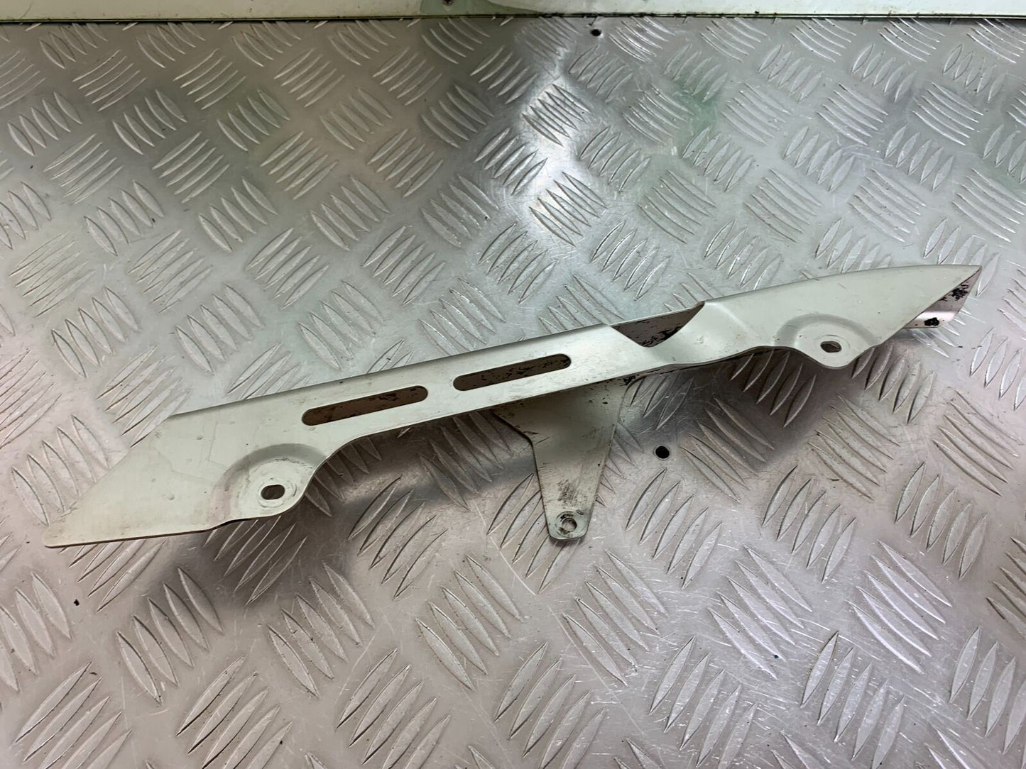 KAWASAKI ZR 750 ZEPHYR CHAIN GUARD YEAR 1991-95 (CMB1008)