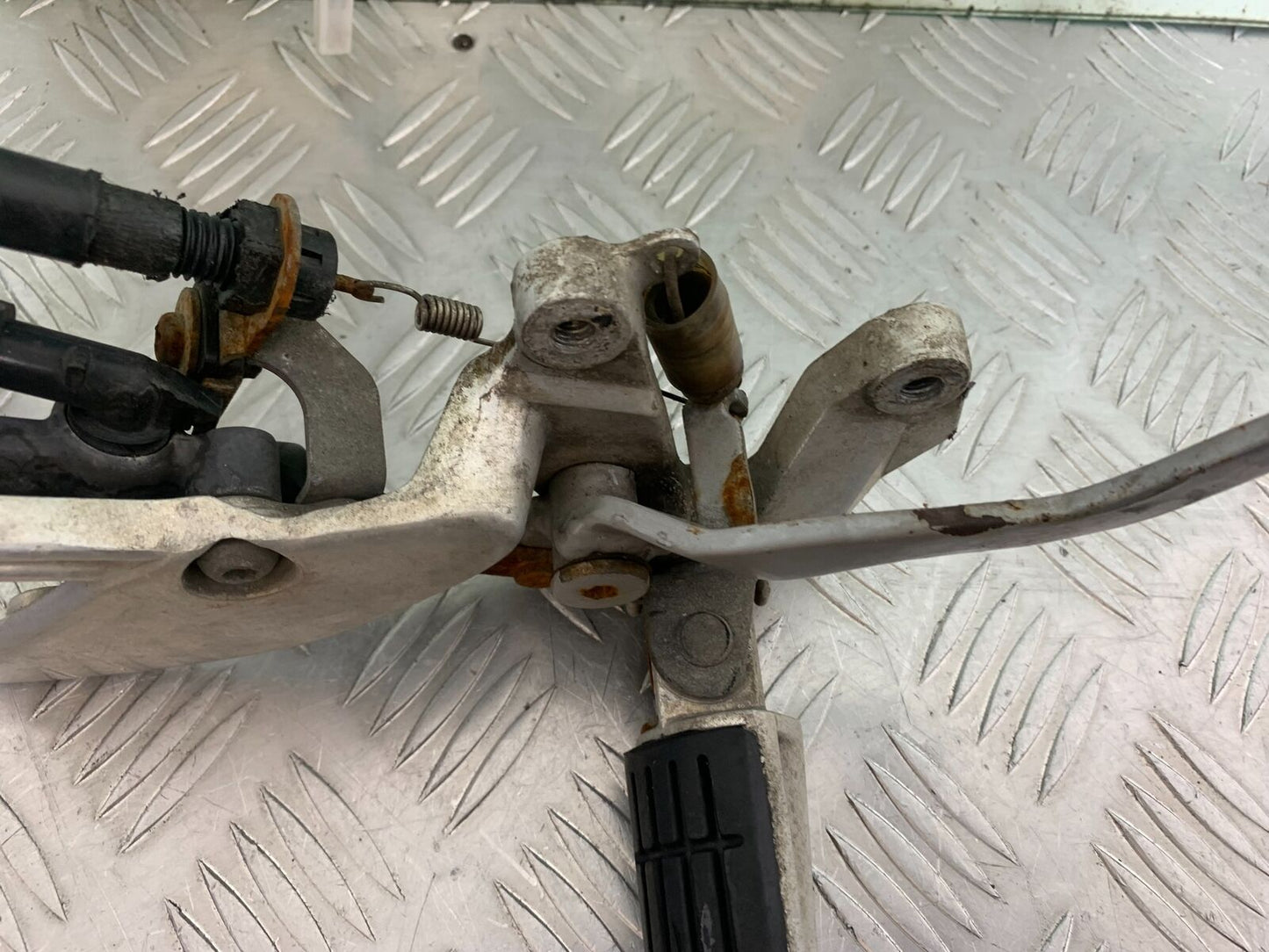 YAMAHA YZF600 YZF 600 THUNDERCAT FRONT RIGHT HANGER  1996-2003 (CMB1105)