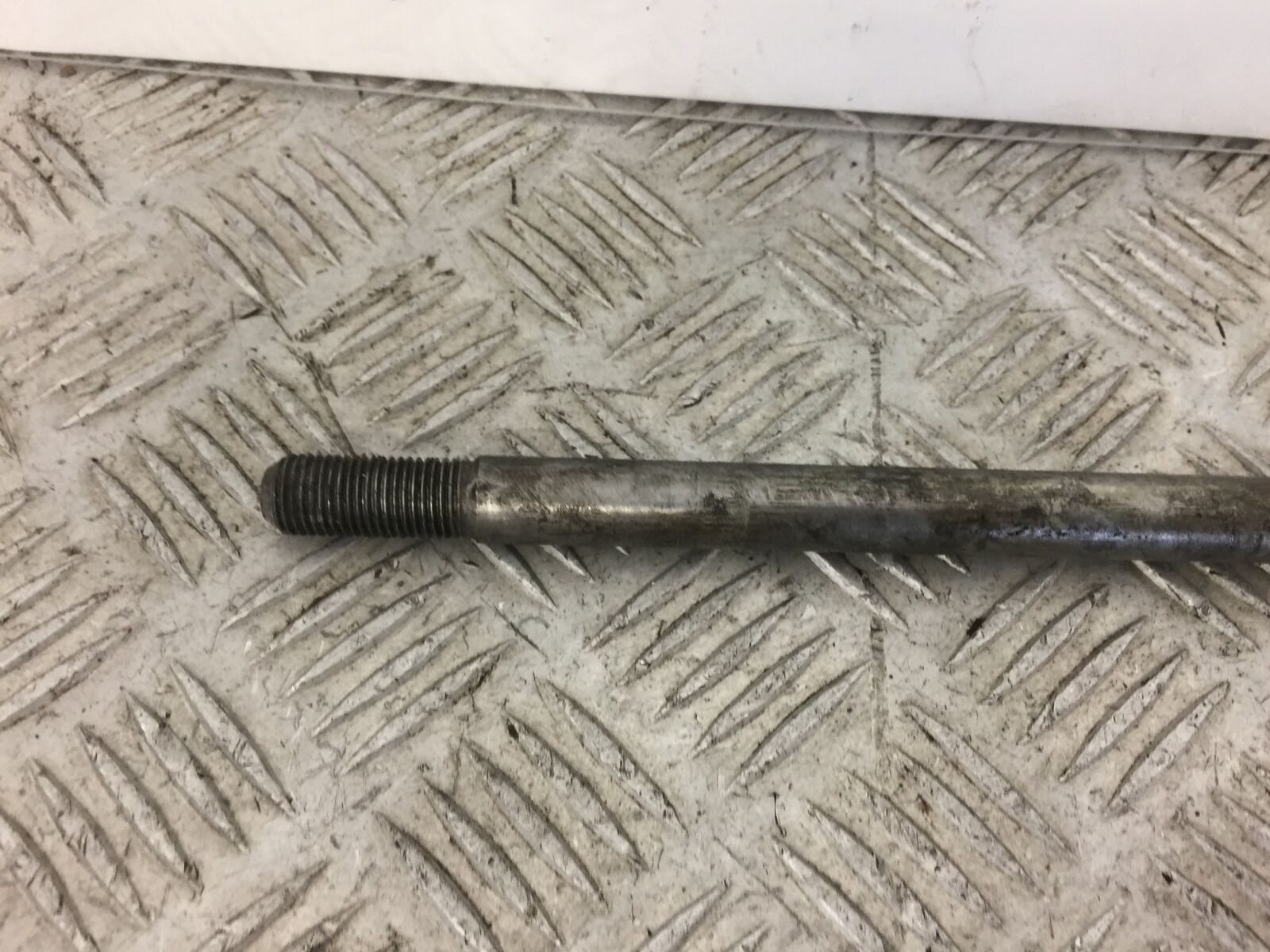 YAMAHA XMAX 125 XMAX-125 FRONT WHEEL SPINDLE   YEAR 2011