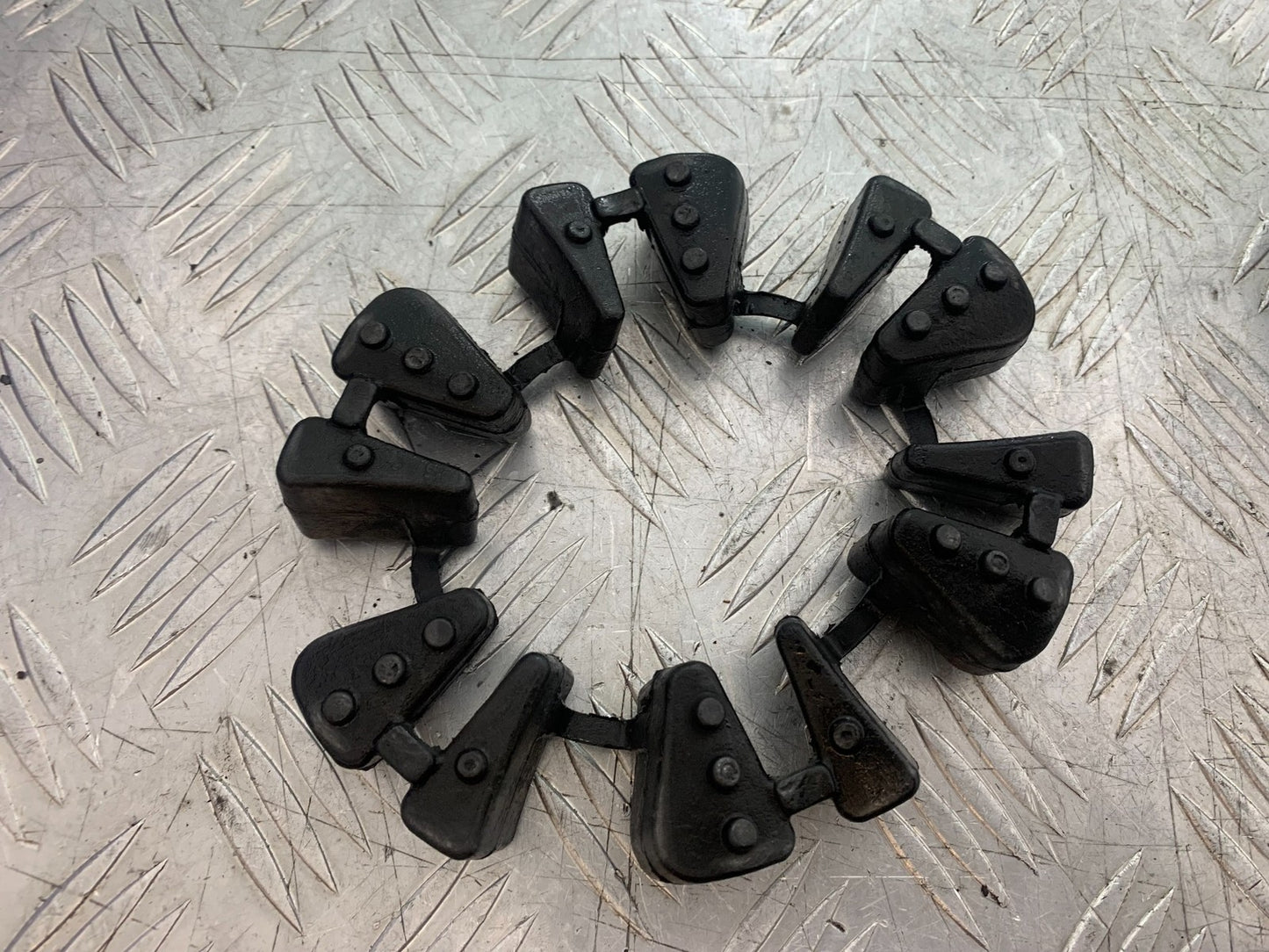 TRIUMPH 675 STREET TRIPLE R CUSH DRIVE RUBBERS YEAR 2013 - 2016 (CMB1221)