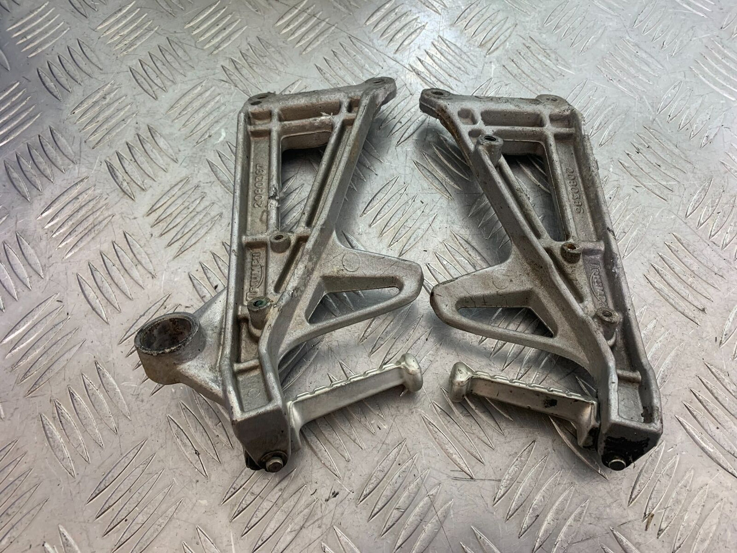 TRIUMPH 955i SPRINT ST REAR HANGERS AND PEGS   YEAR 1999-2004 (CMB1124)