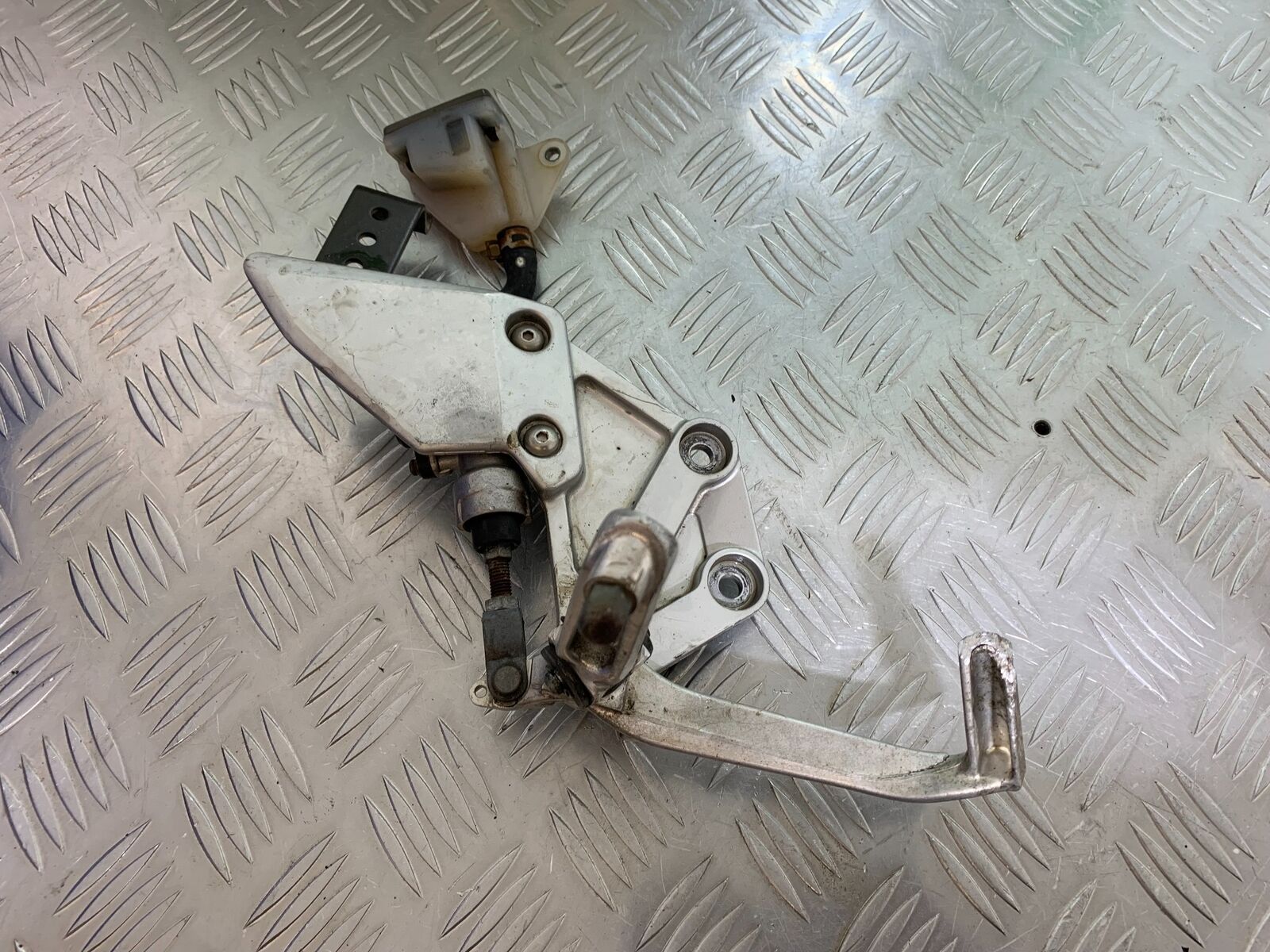 SUZUKI SV650 SV 650 FRONT RIGHT  HANGER  YEAR 2003-2006 (CMB1014)