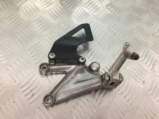 TRIUMPH STREET TRIPLE 675 R FRONT LEFT HANGER AND PEG  YEAR 2009 (STOCK 918)