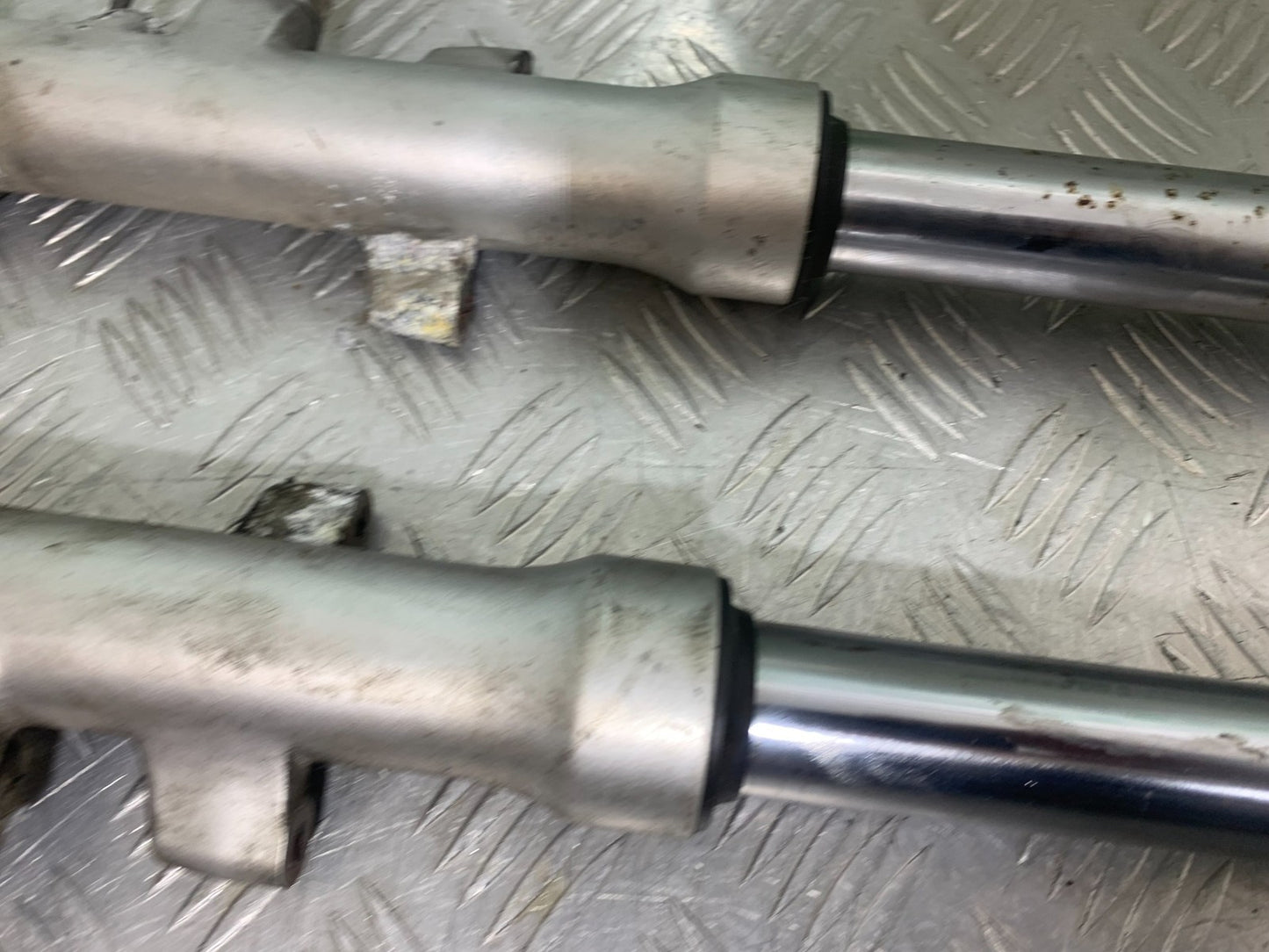 KAWASAKI GPZ600 GPZ 600 FORKS  YEAR 1988-90 (CMB1258)