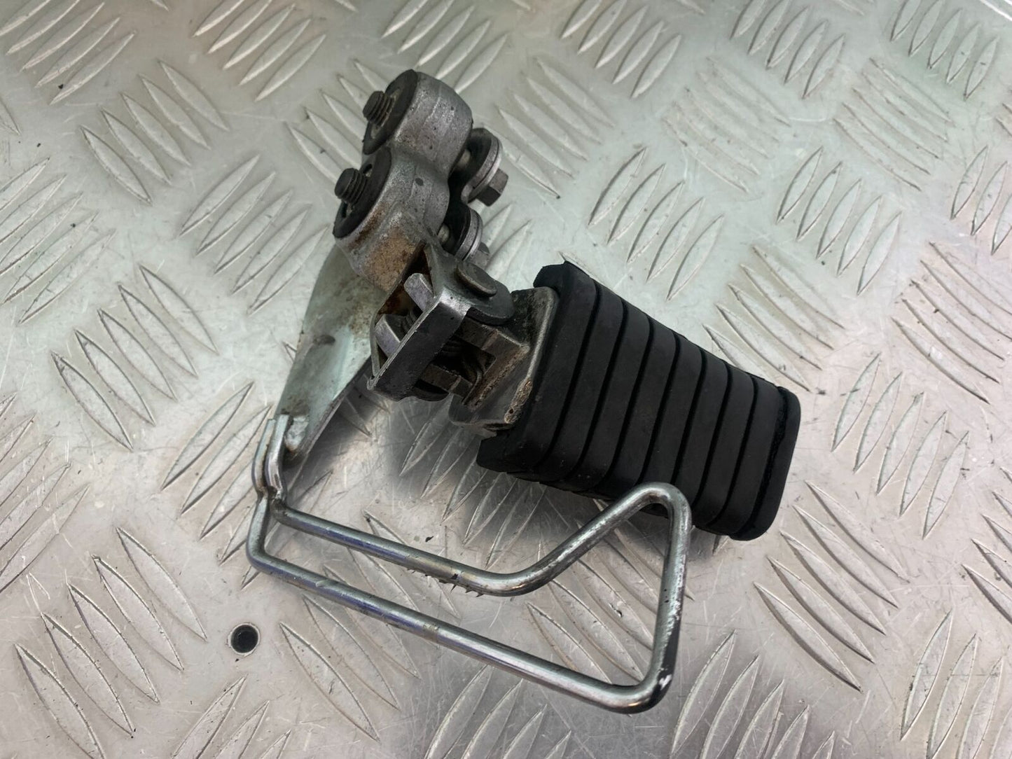YAMAHA XV535 XV 535 VIRAGO FRONT RIGHT FOOTPEG YEAR 1994-02 (CMB1044)