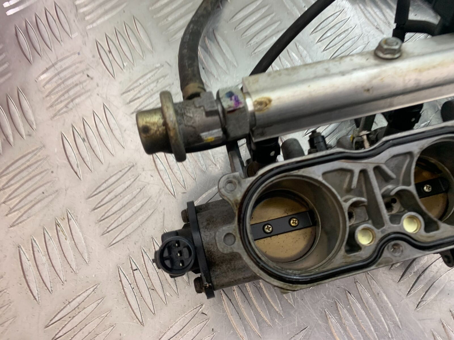 HONDA CBR1100 BLACKBIRD THROTTLE BODIES   YEAR 1999-2005 (CMB1103)