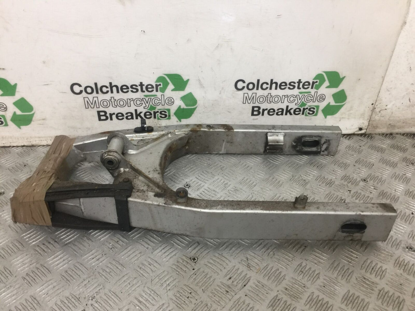SUZUKI GSF650 GSF 650 SWINGARM  YEAR 2008-12  (STOCK 829)