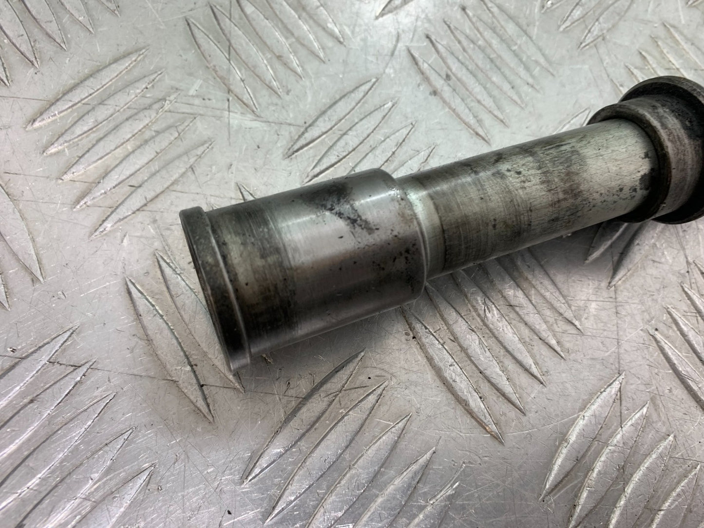 KAWASAKI ZZR1100 D FRONT WHEEL SPINDLE  YEAR 1993-2001 (CMB1189)