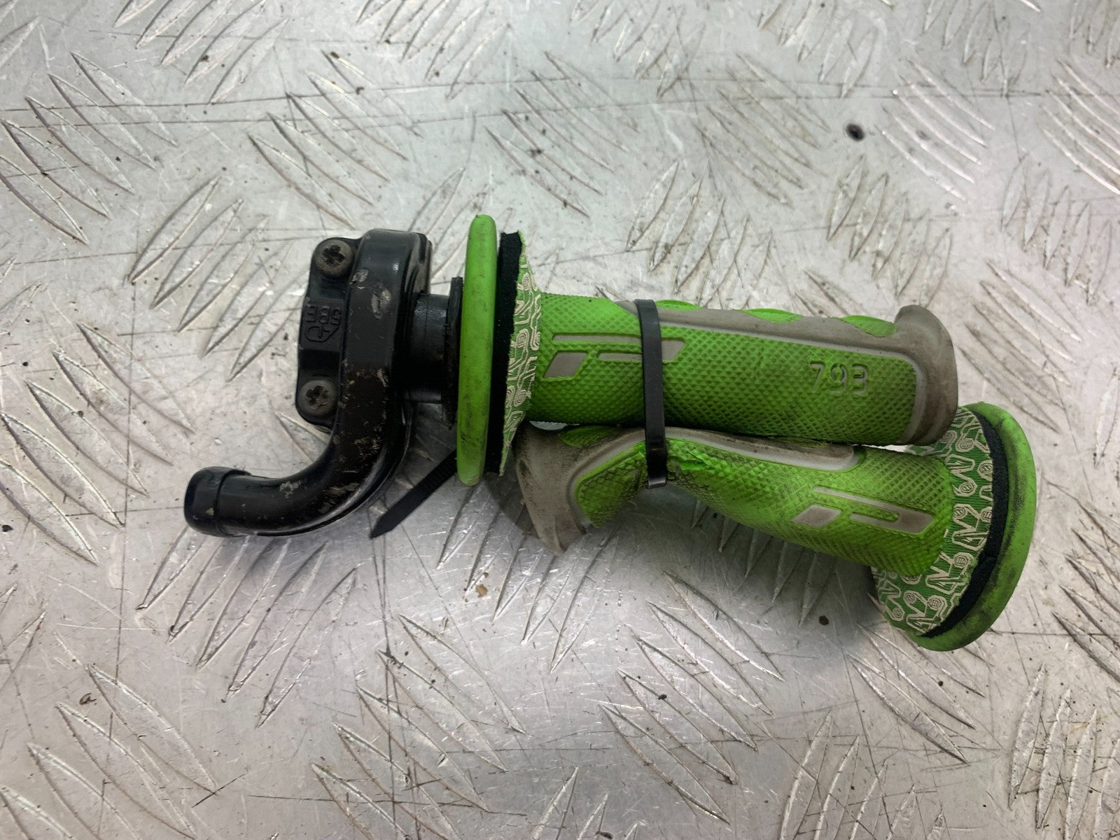 KAWASAKI KXF450 KXF 450 THROTTLE AND GRIPS   YEAR 2013 CMB1217)