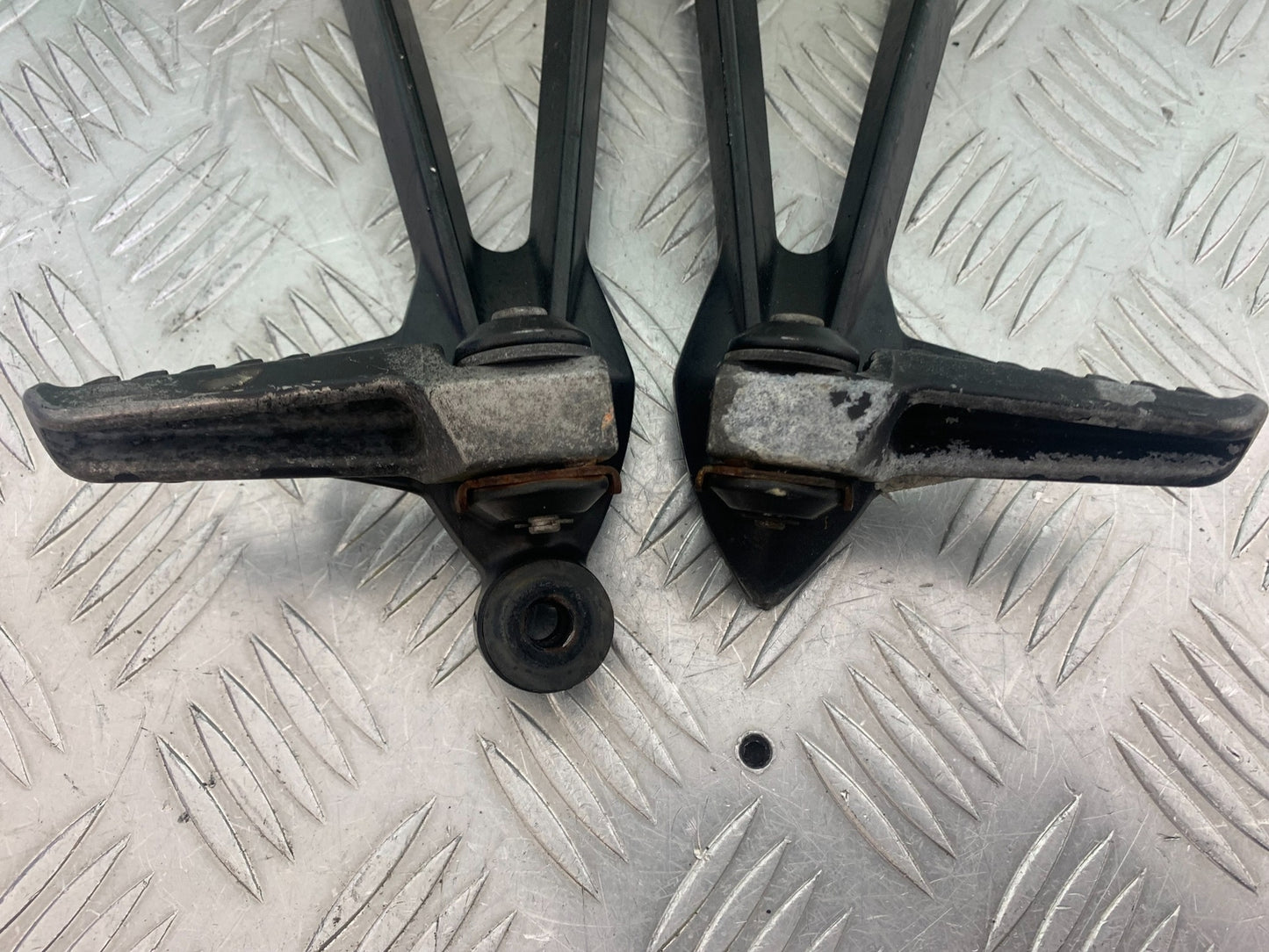 KAWASAKI ZX6R REAR HANGERS AND PEGS  YEAR 2009-2012 (CMB1136)