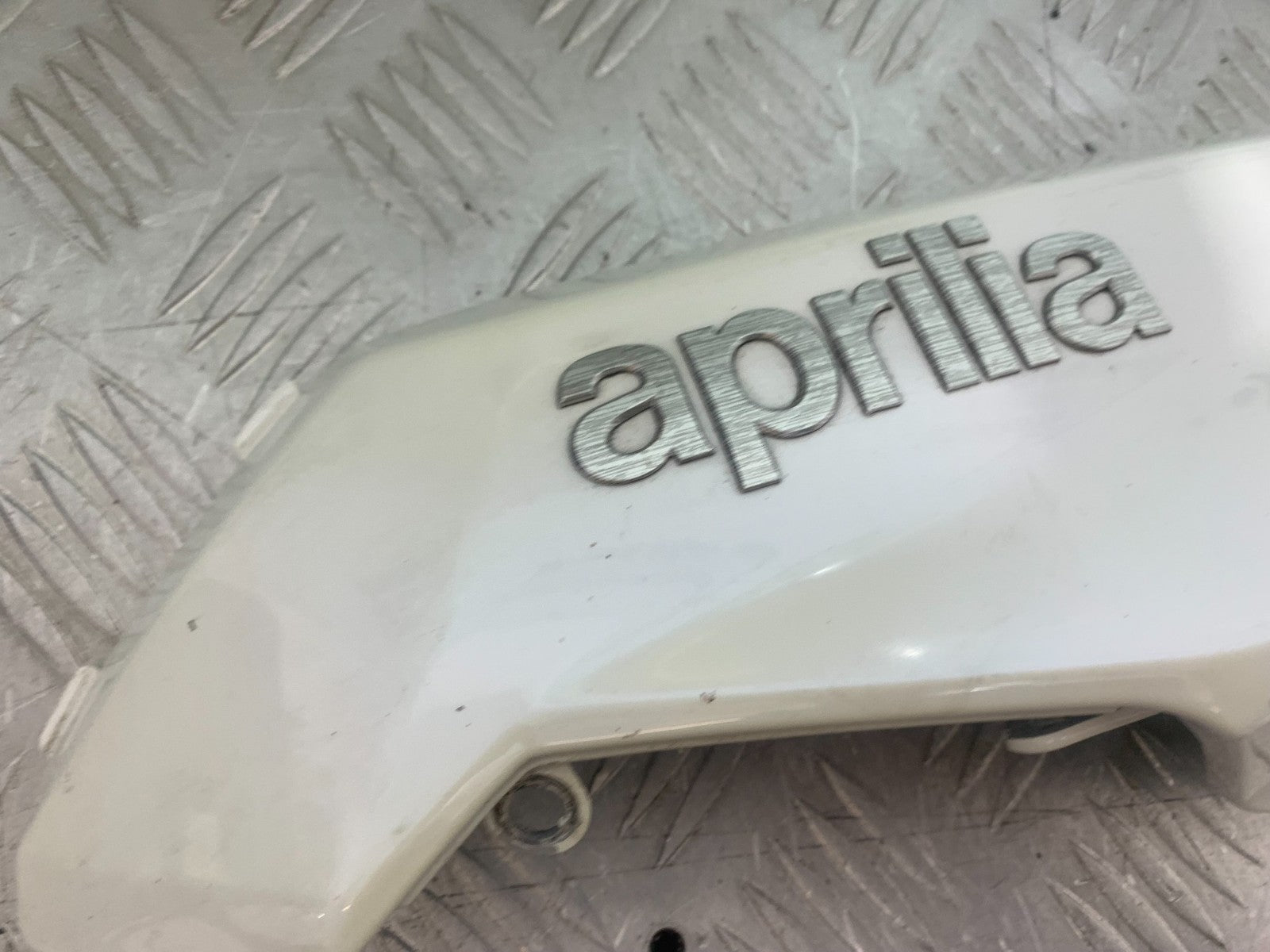 APRILIA SL750 SL 750 SHIVER RIGHT TANK PANEL   YEAR 2008-2016 (CMB1242)