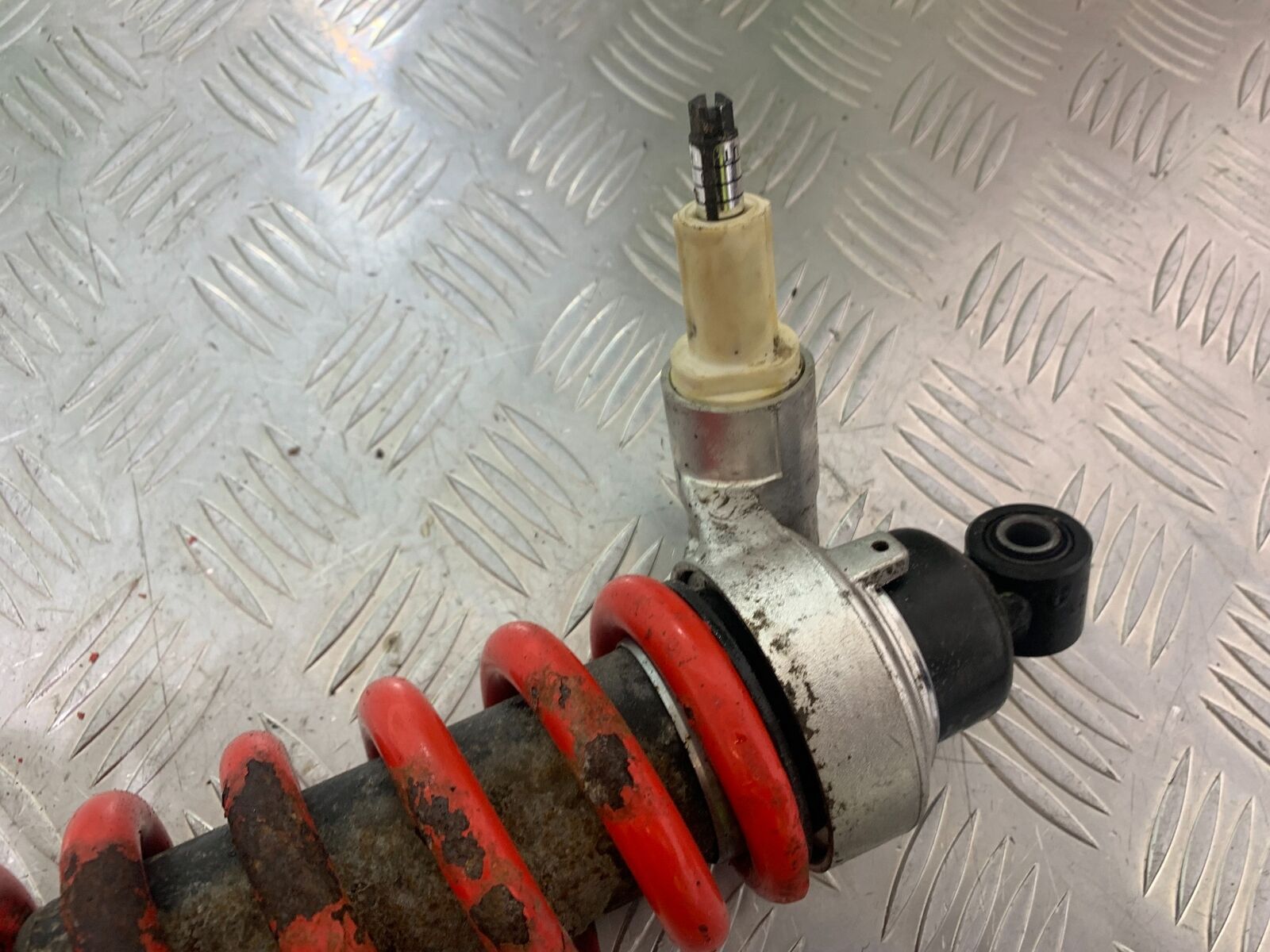 TRIUMPH 955i SPRINT ST REAR SHOCK  YEAR 1999-2004 (CMB1124)