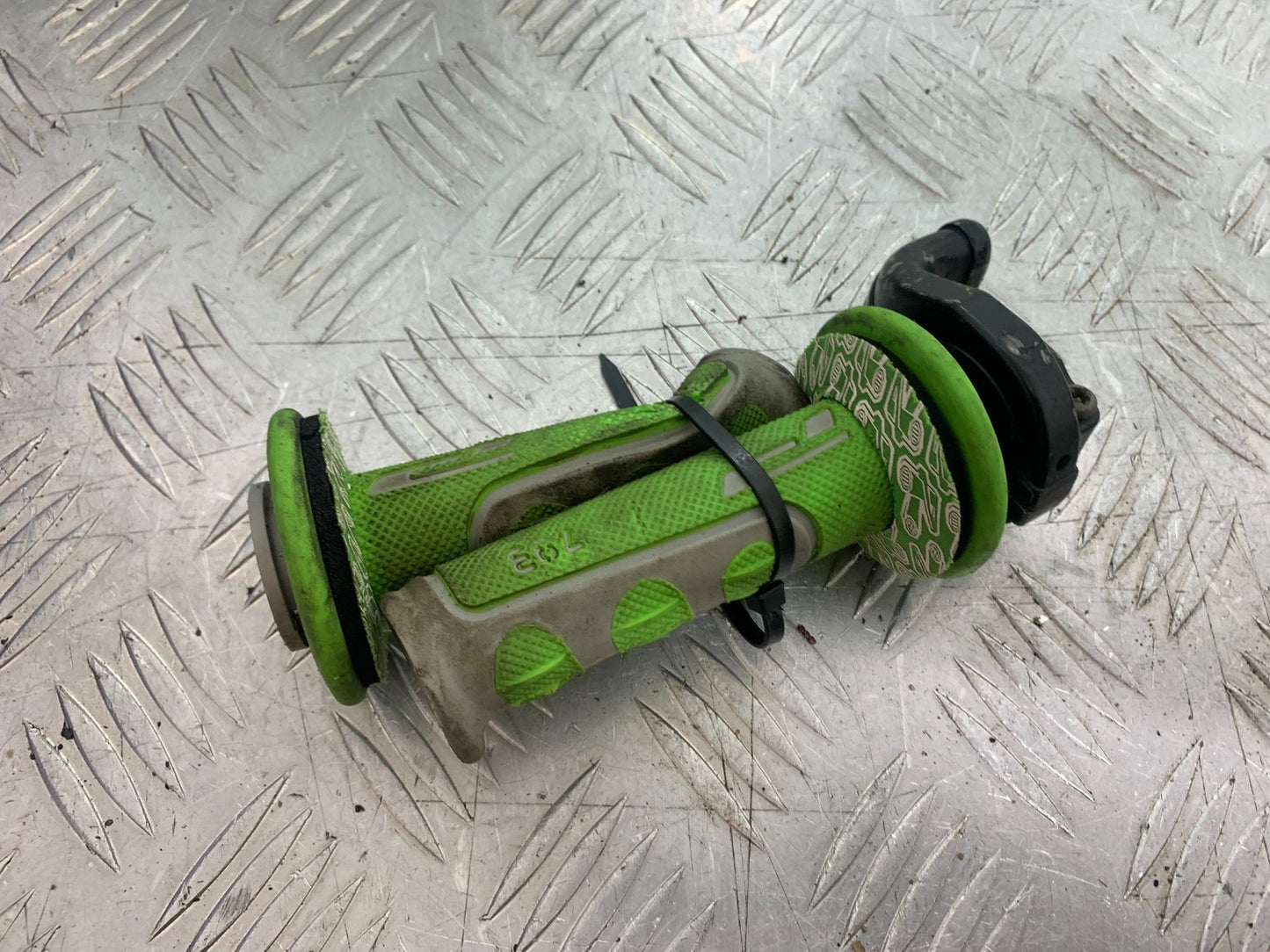 KAWASAKI KXF450 KXF 450 THROTTLE AND GRIPS   YEAR 2013 CMB1217)
