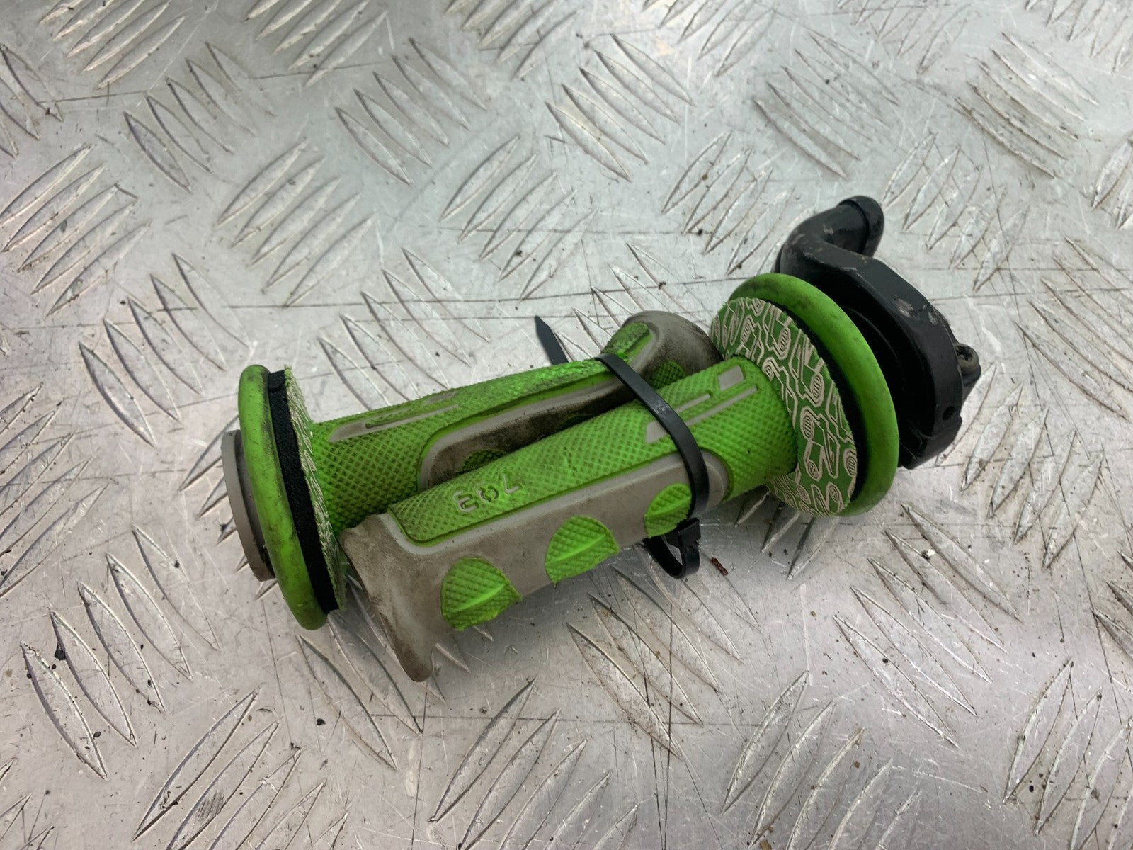 KAWASAKI KXF450 KXF 450 THROTTLE AND GRIPS   YEAR 2013 CMB1217)