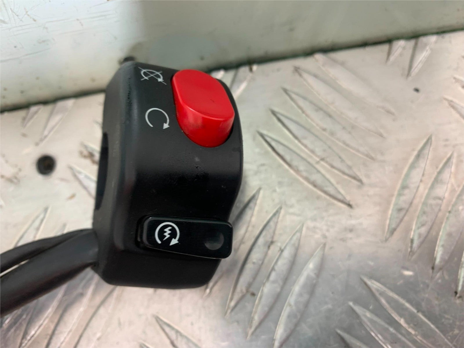 TRIUMPH 1050 SPRINT ST RIGHT SWITCH GEAR  2003-2011 (CMB1285)