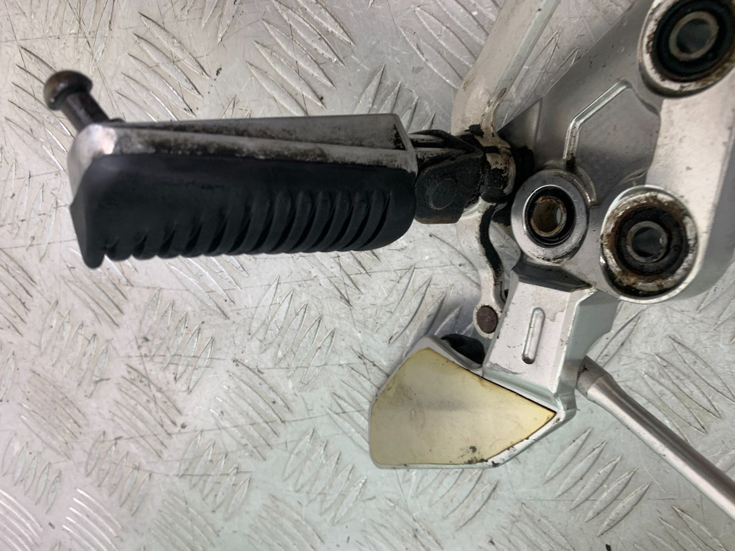 YAMAHA FZS1000 FAZER FRONT LEFT HANGER PEG & GEAR LEVER   YEAR 2001-05 (CMB1275)