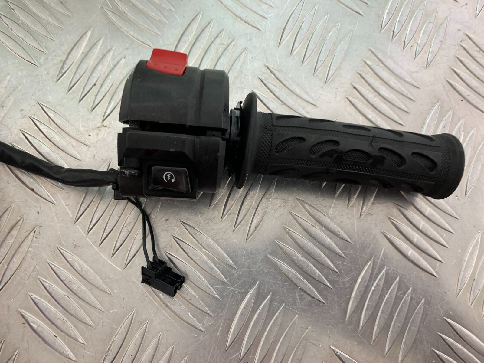 SUZUKI GSX1250 GSX 1250 RIGHT  SWITCH GEAR YEAR 2013-2016  (CMB1013)