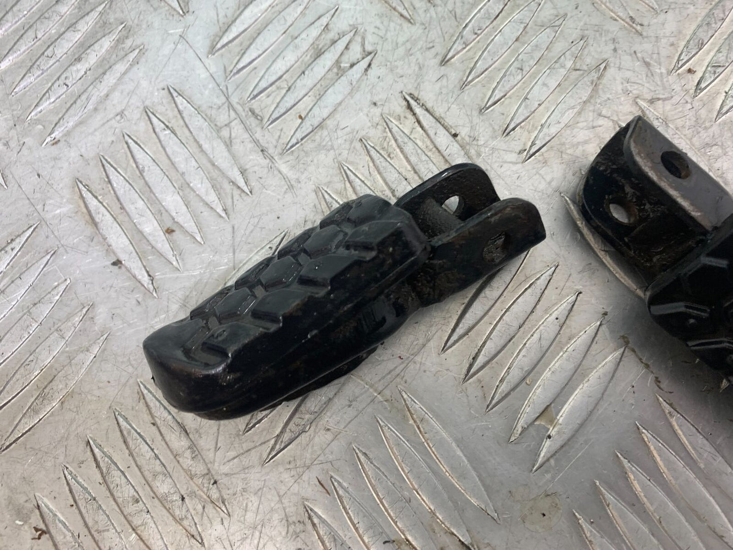 YAMAHA XT125 X XT 125 X FRONT FOOTPEGS    2005-2011 (CMB1097)