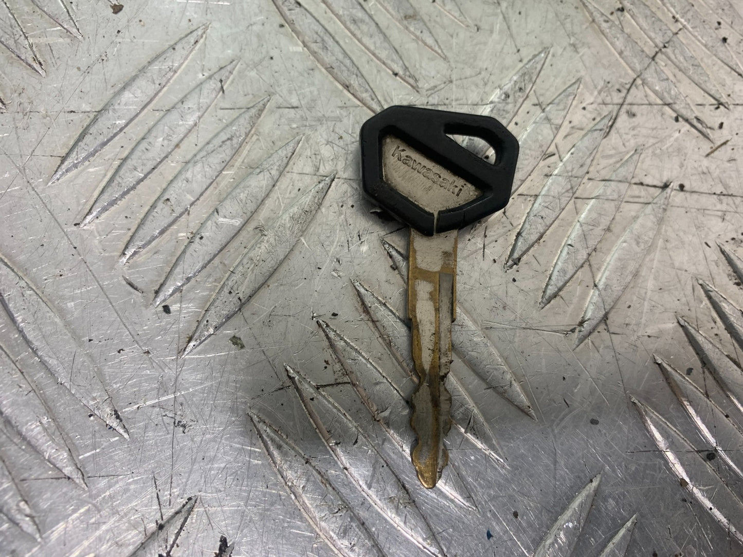 KAWASAKI ZX9R ZX9 C PETROL CAP SEAT LOCK KEY  YEAR 1998-99 (CMB1213)