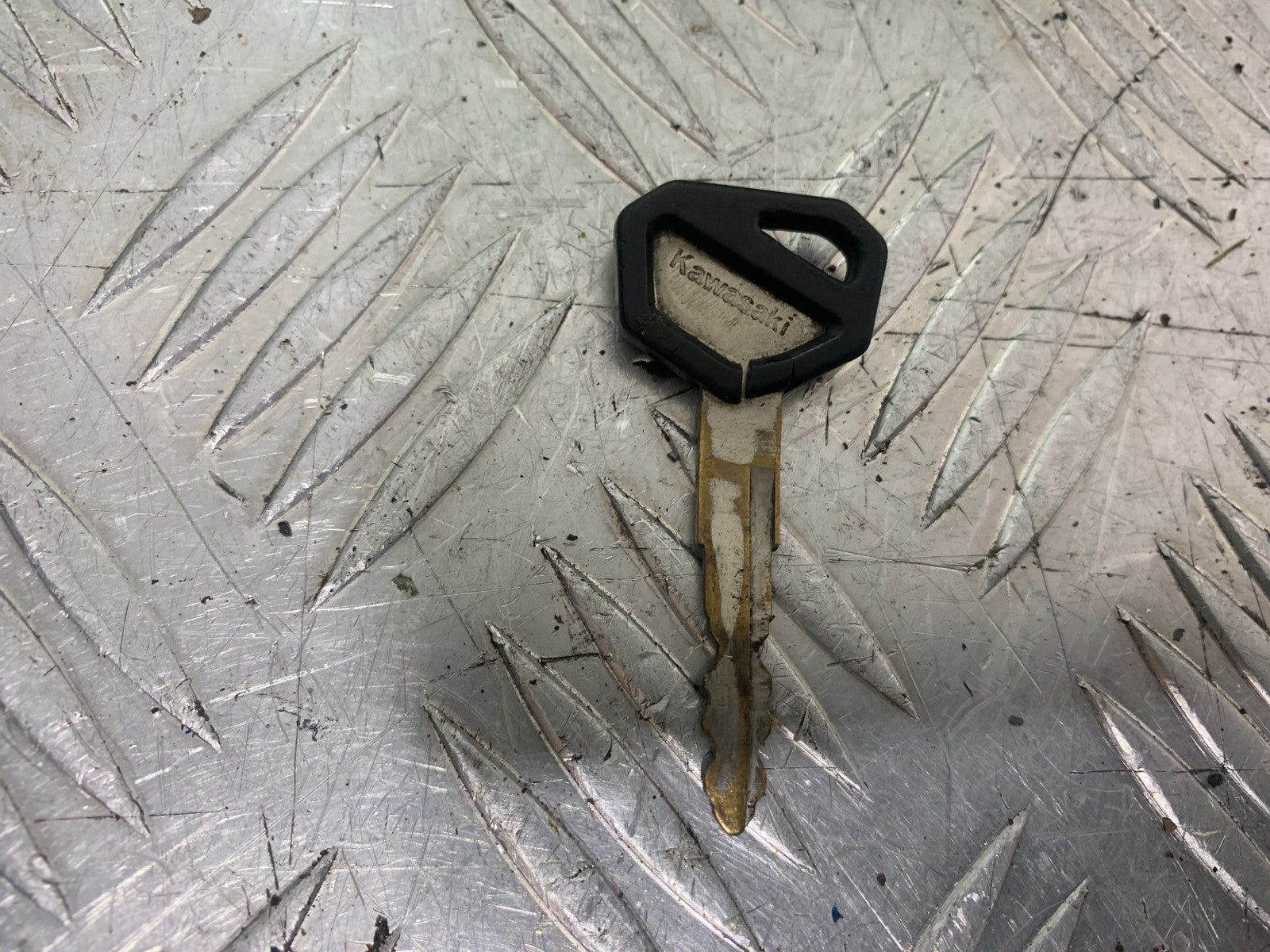 KAWASAKI ZX9R ZX9 C PETROL CAP SEAT LOCK KEY  YEAR 1998-99 (CMB1213)