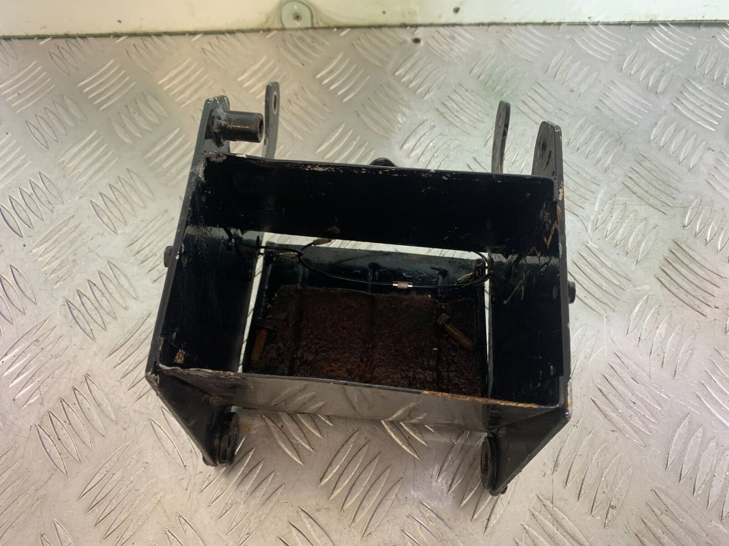 SUZUKI VS1400 VS 1400 INTRUDER BATTERY BOX YEAR 1988 (CMB1077)