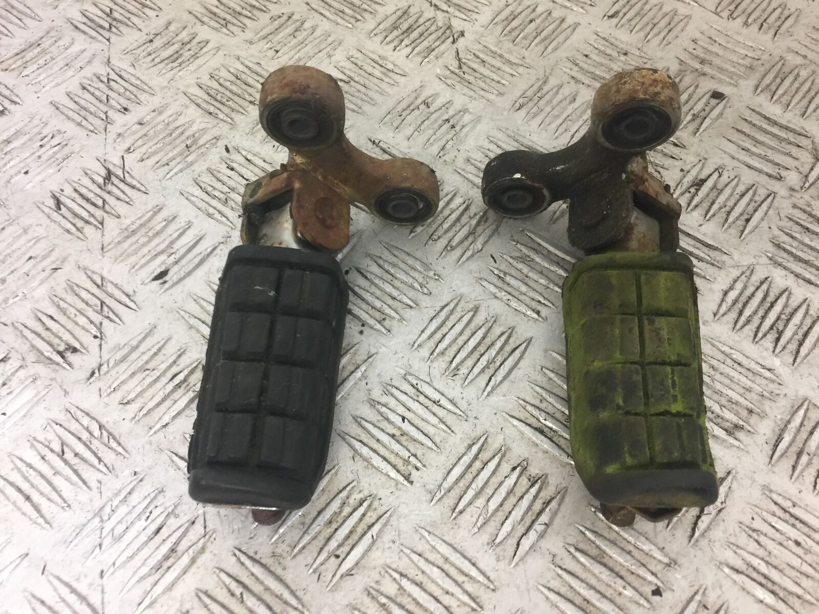 YAMAHA FJ1200 FJ 1200 FRONT PEGS  YEAR 1988 (STOCK 653)