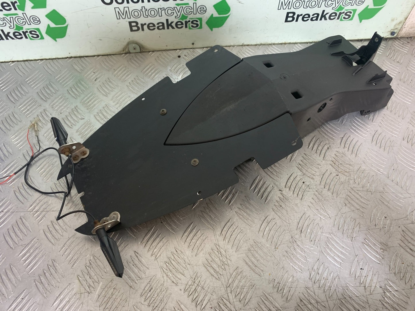 TRIUMPH 1050 SPEED TRIPLE UNDERTRAY AND INDICATORS  YEAR 2005-2007 (CMB1322)